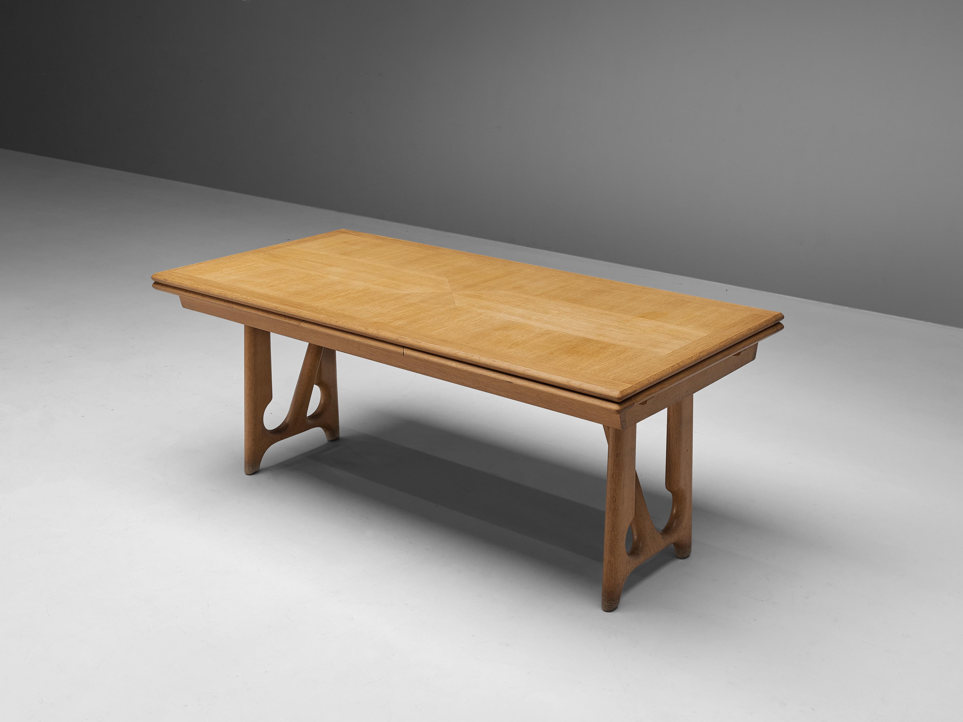 Guillerme et Chambron for Votre Maison, dining table, oak, France, 1965.

Extendable dining table in solid oak by French designers Guillerme and Chambron. This elegant table shows interesting details. Most attractive is the inlayed top. These