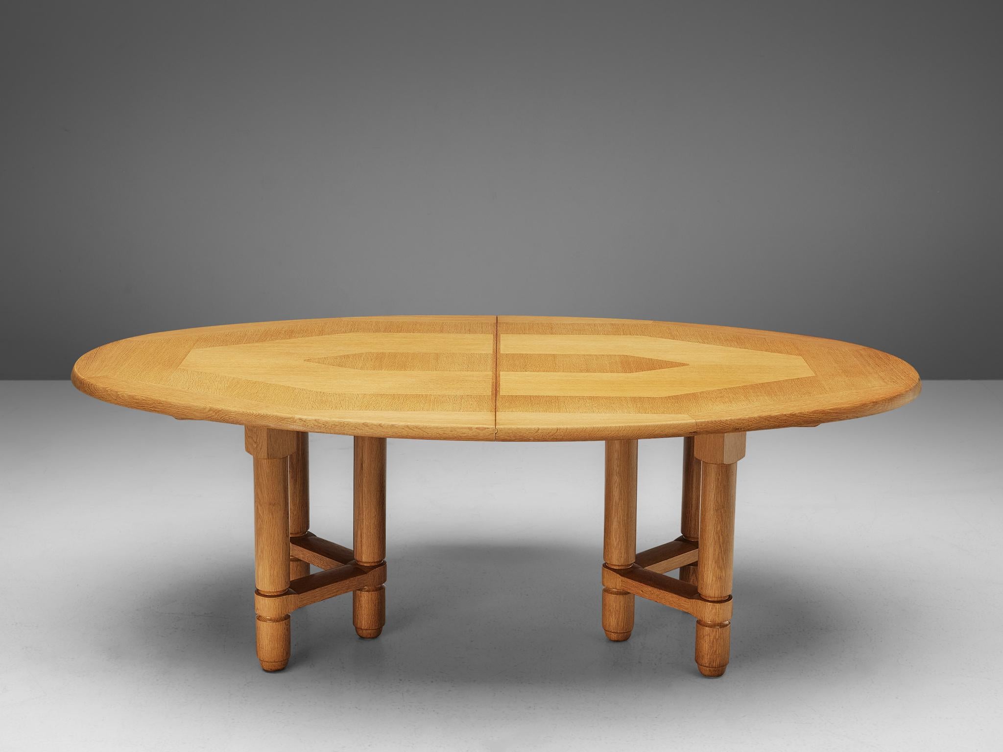 Guillerme et Chambron Extendable Dining Table in Oak In Good Condition In Waalwijk, NL