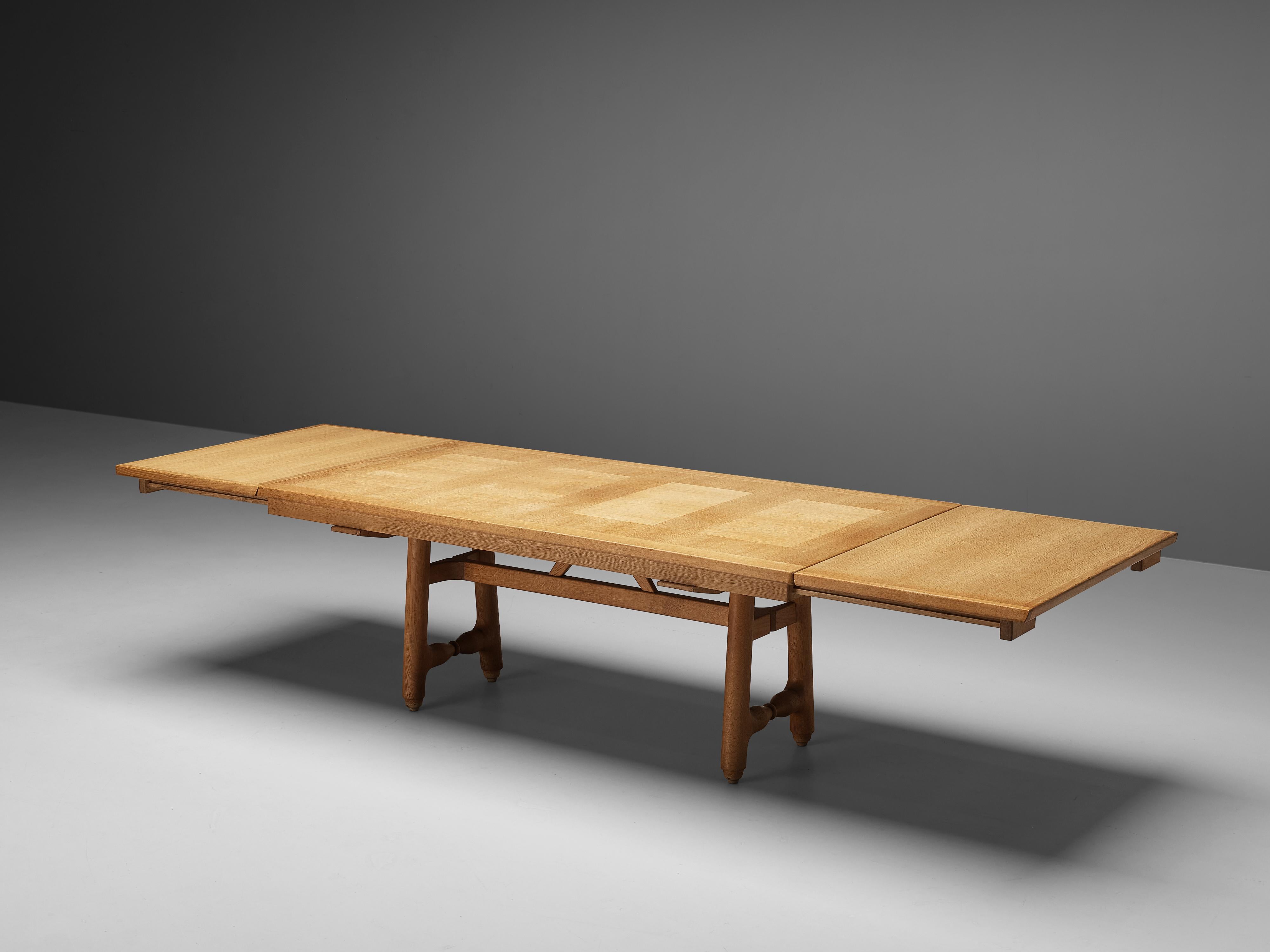 Guillerme et Chambron Extendable Dining Table in Oak In Good Condition In Waalwijk, NL