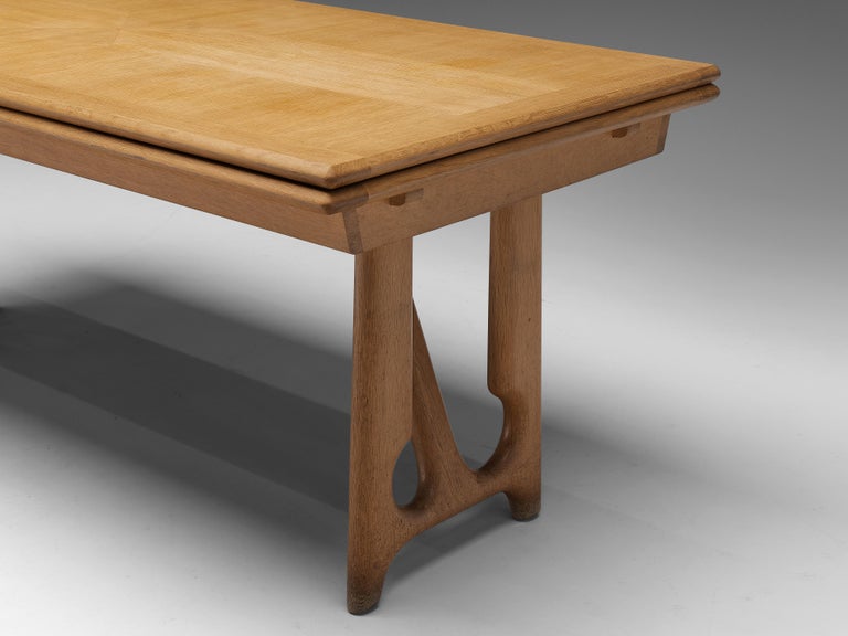 Guillerme & Chambron Extendable Dining Table in Oak In Good Condition For Sale In Waalwijk, NL