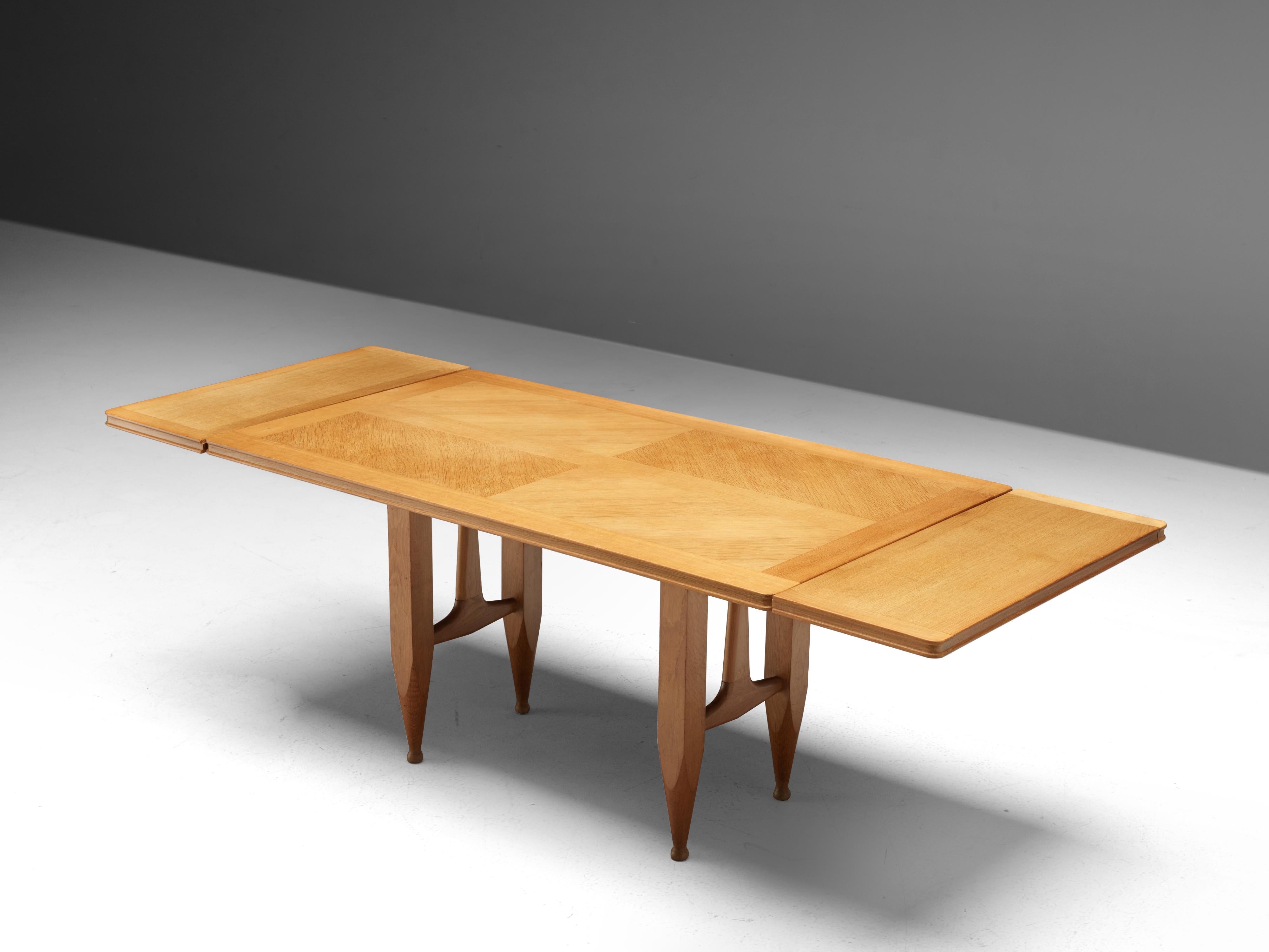 Guillerme & Chambron Extendable Dining Table in Solid Oak In Good Condition For Sale In Waalwijk, NL