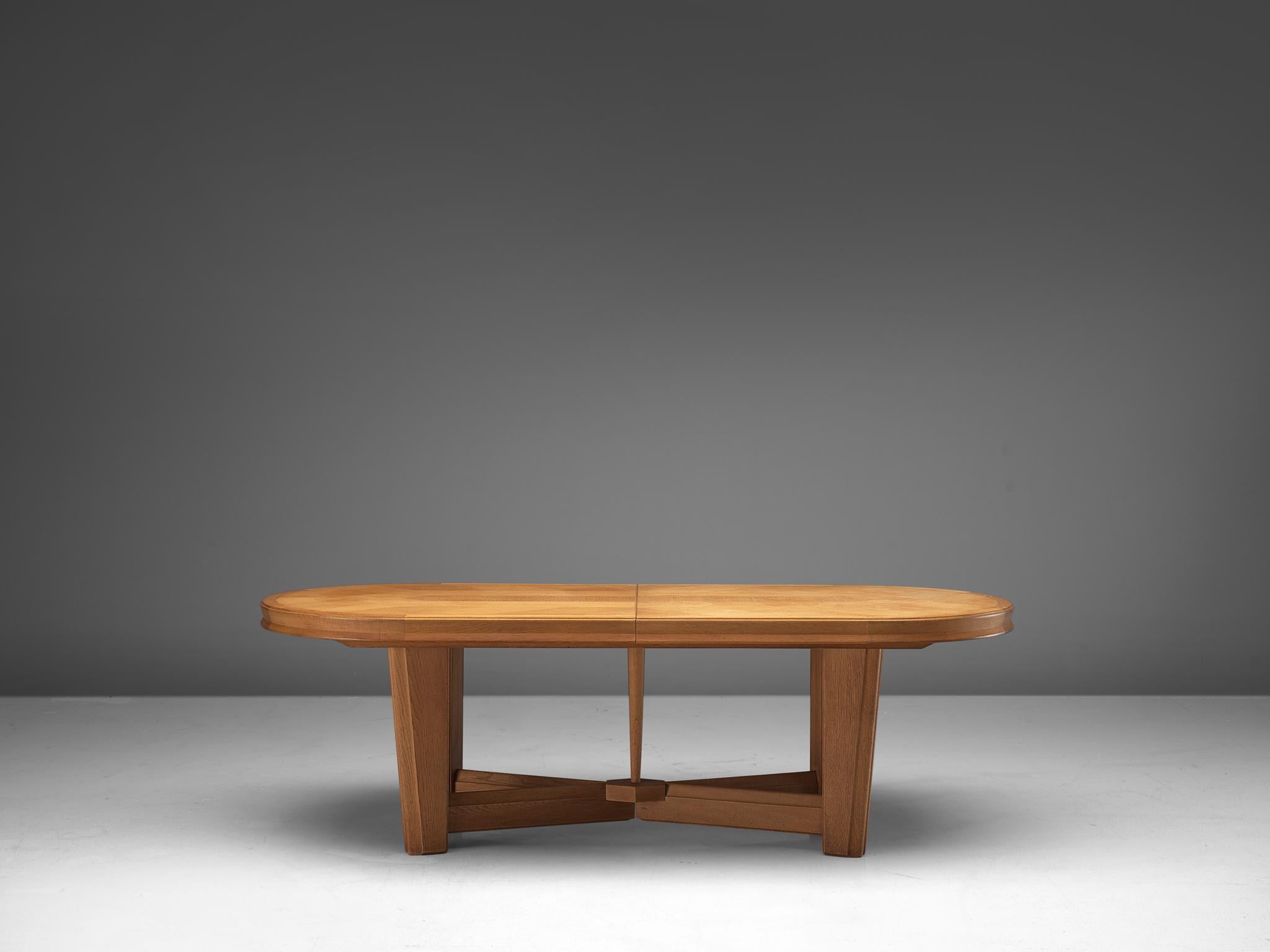 Guillerme et Chambron Extendable Oval Dining Table in Oak In Good Condition In Waalwijk, NL