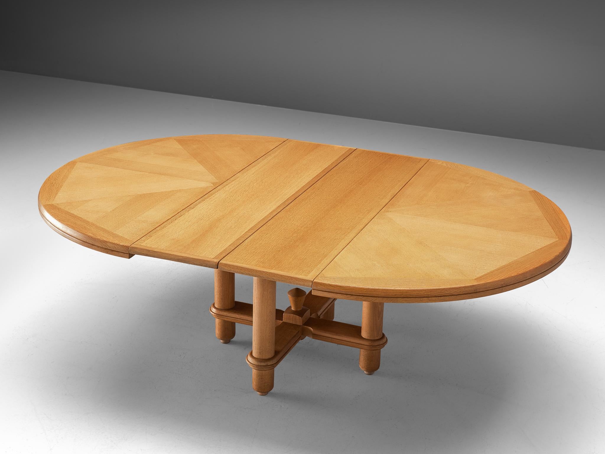 Guillerme et Chambron Extendable Oval Table in Oak In Good Condition In Waalwijk, NL
