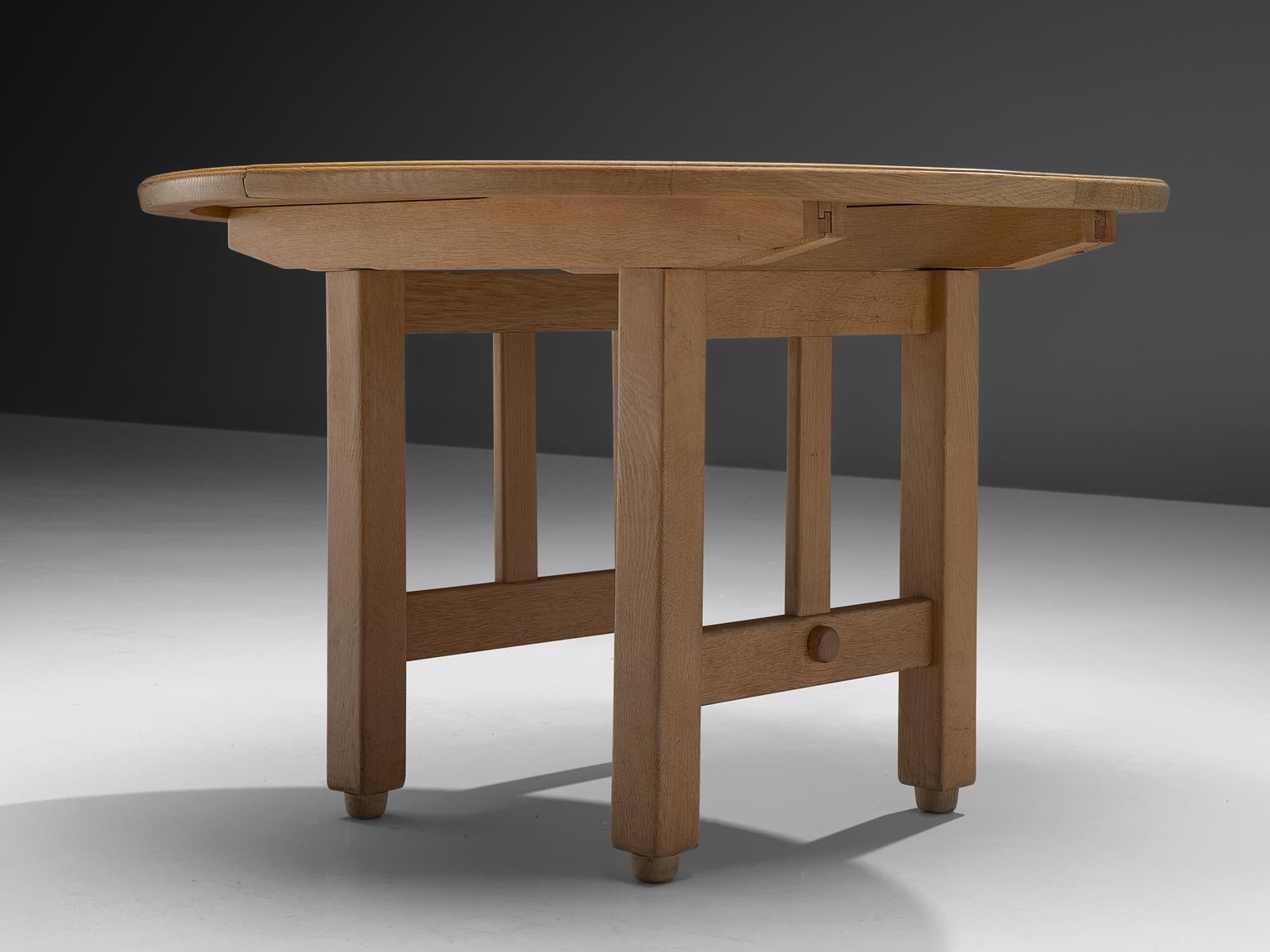 Guillerme et Chambron Extendable Round Dining Table in Oak In Good Condition In Waalwijk, NL