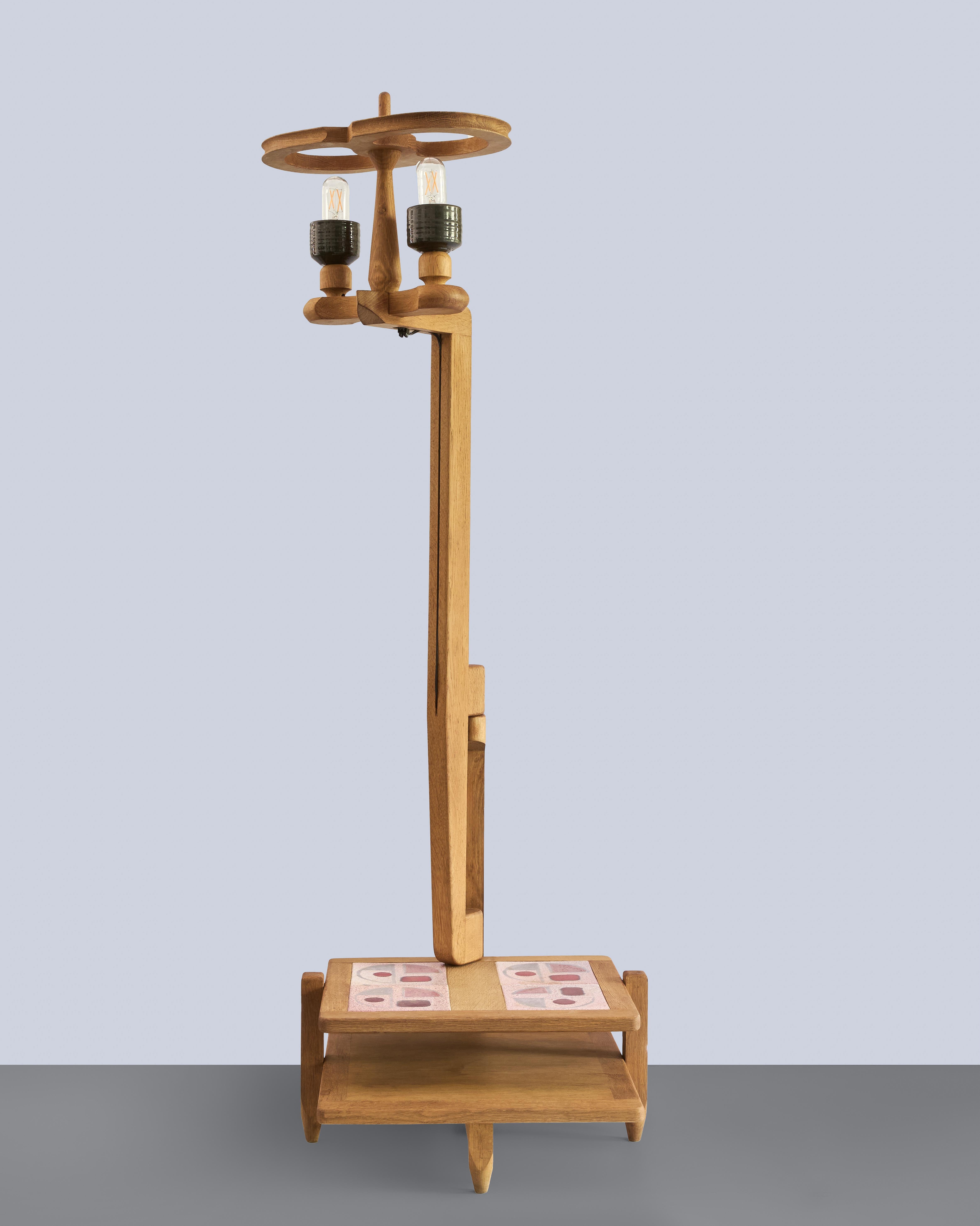 Mid-Century Modern Guillerme et Chambron Lampadaire avec étagères basses en faïence Edition Votre Maison en vente
