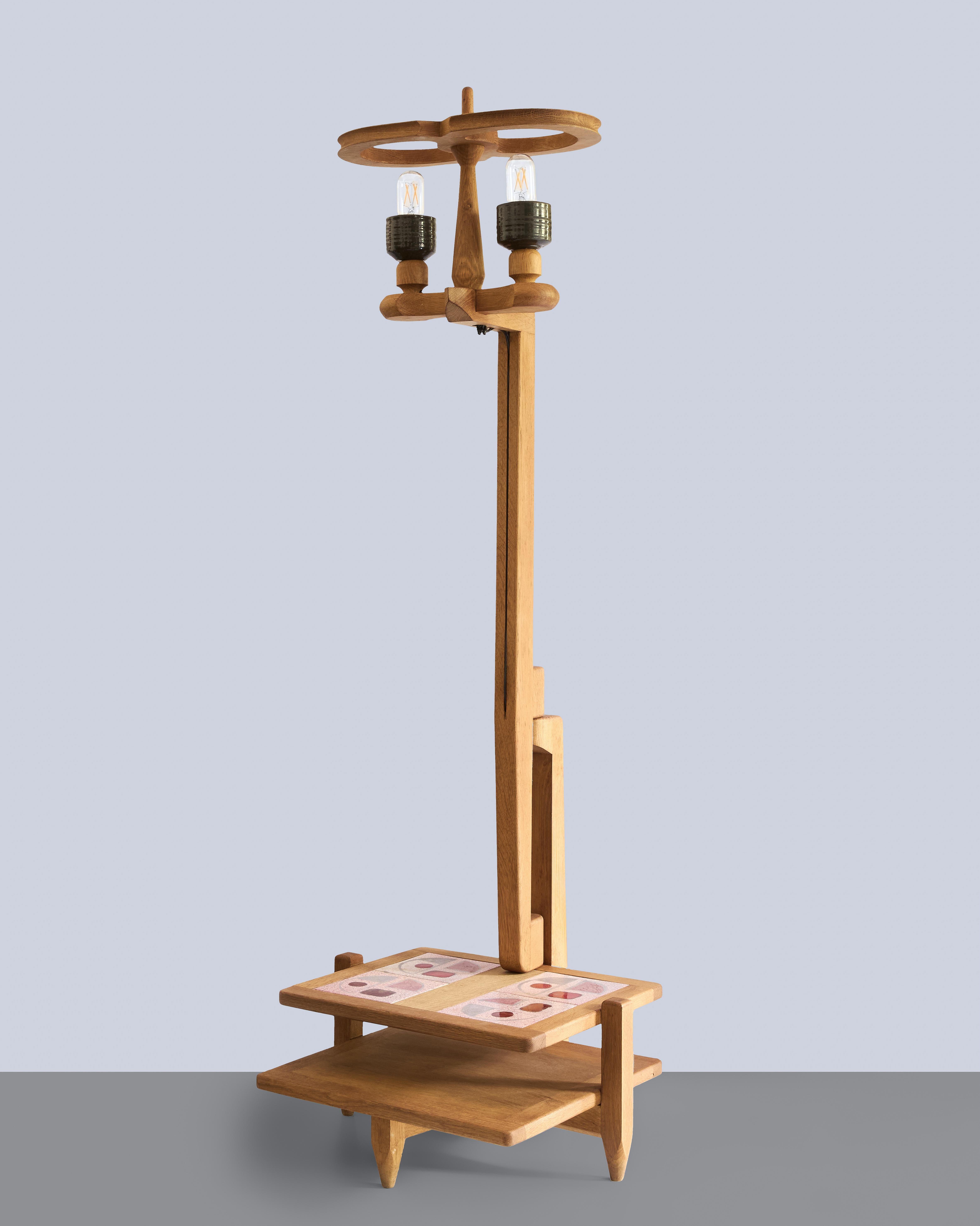 Français Guillerme et Chambron Lampadaire avec étagères basses en faïence Edition Votre Maison en vente