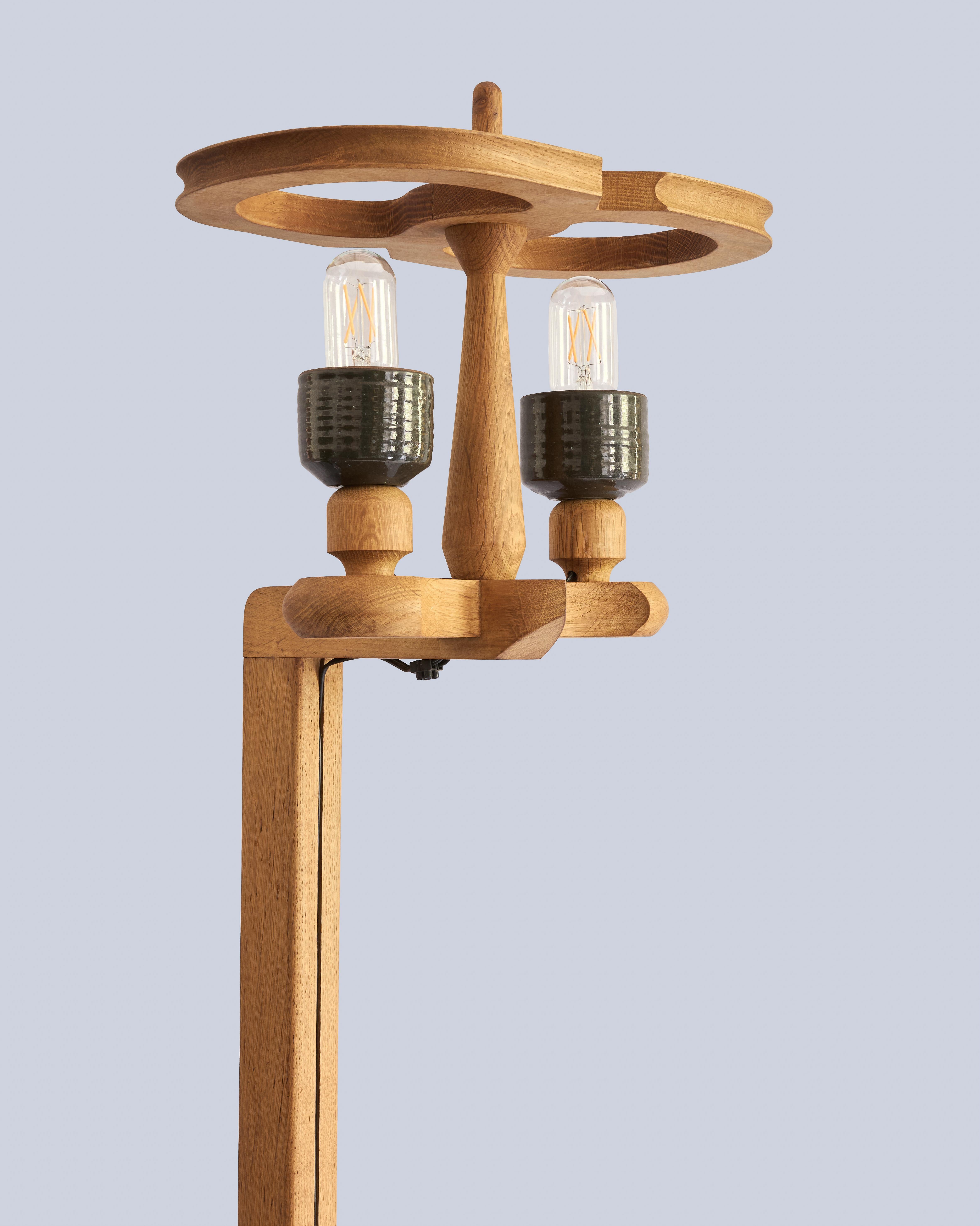 Milieu du XXe siècle Guillerme et Chambron Lampadaire avec étagères basses en faïence Edition Votre Maison en vente