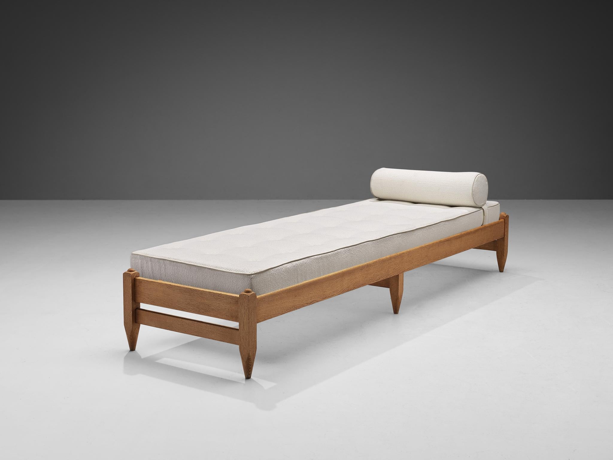 Guillerme et Chambron for Votre Maison, daybed, oak, France, 1960s.

Sturdy daybed by Guillerme and Chambron executed in solid oak with the typical characteristic details like the sculpted legs that are placed at the end and in the middle of the