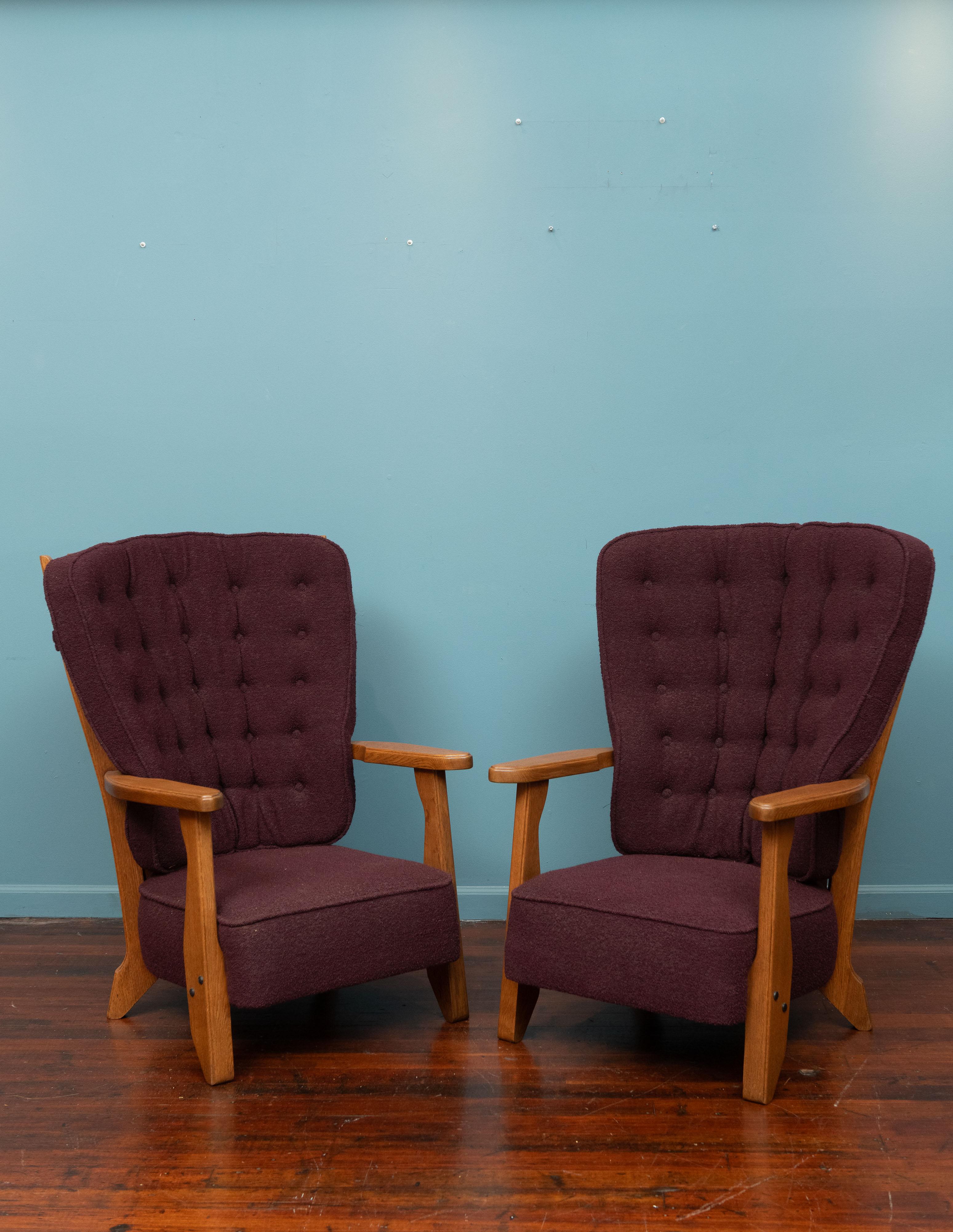 Robert Guillerme et Jacques Chambron pour Votre Maison Chaises longues. Impressionnantes chaises de grande taille en chêne français avec une tapisserie en boucle aubergine plus récente. Structurellement renforcés et récemment rénovés, ils sont prêts