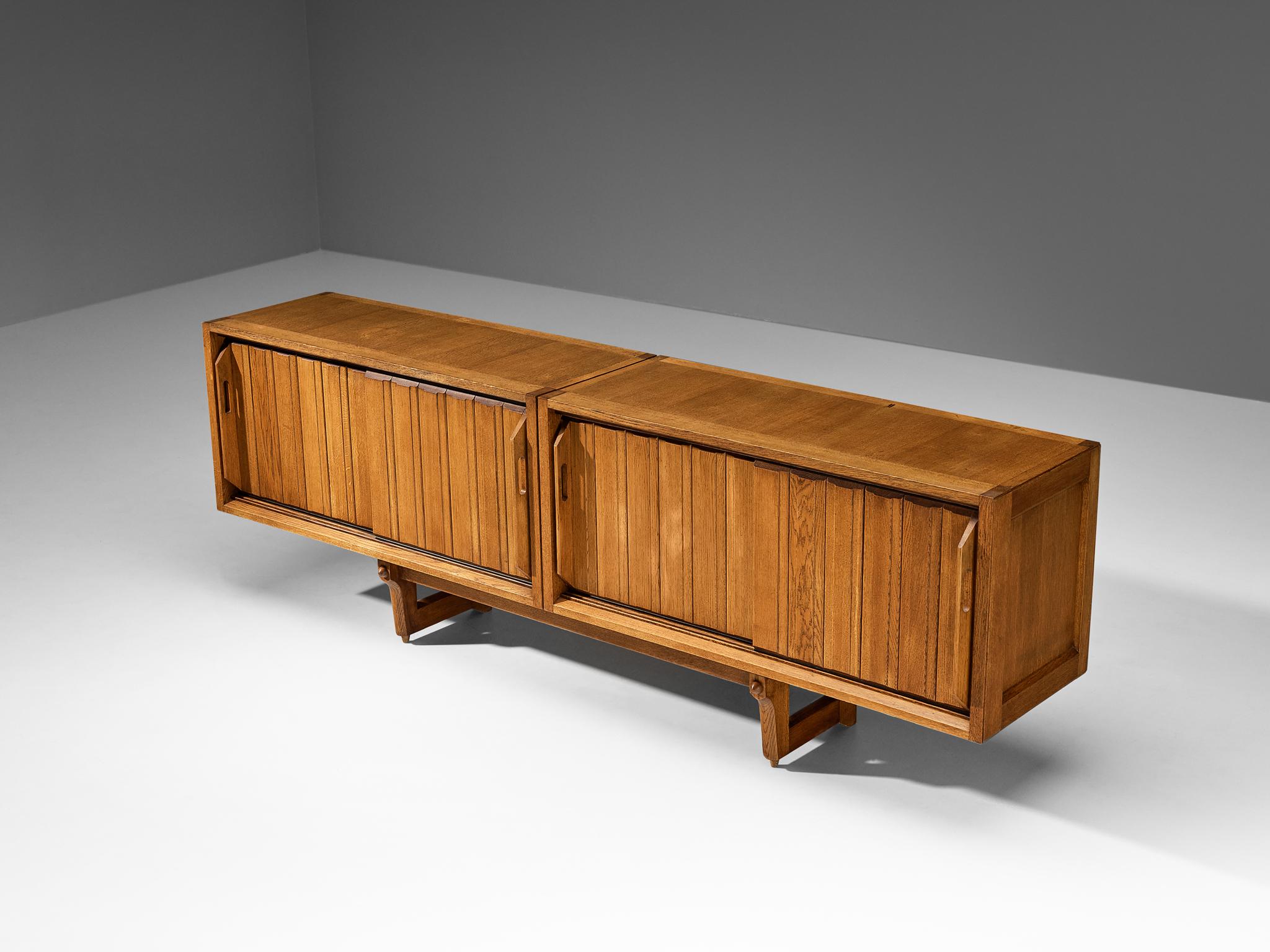 Guillerme et Chambron for Votre Maison, sideboard, oak, France, 1960s

This functional and large sideboard is based on a well-designed structure where aesthetics and functionally come hand in hand. The front holds the characteristics of the French