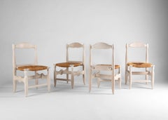 Guillerme et Chambron, quatre chaises de salle à manger en chêne verni, France, milieu du XXe siècle