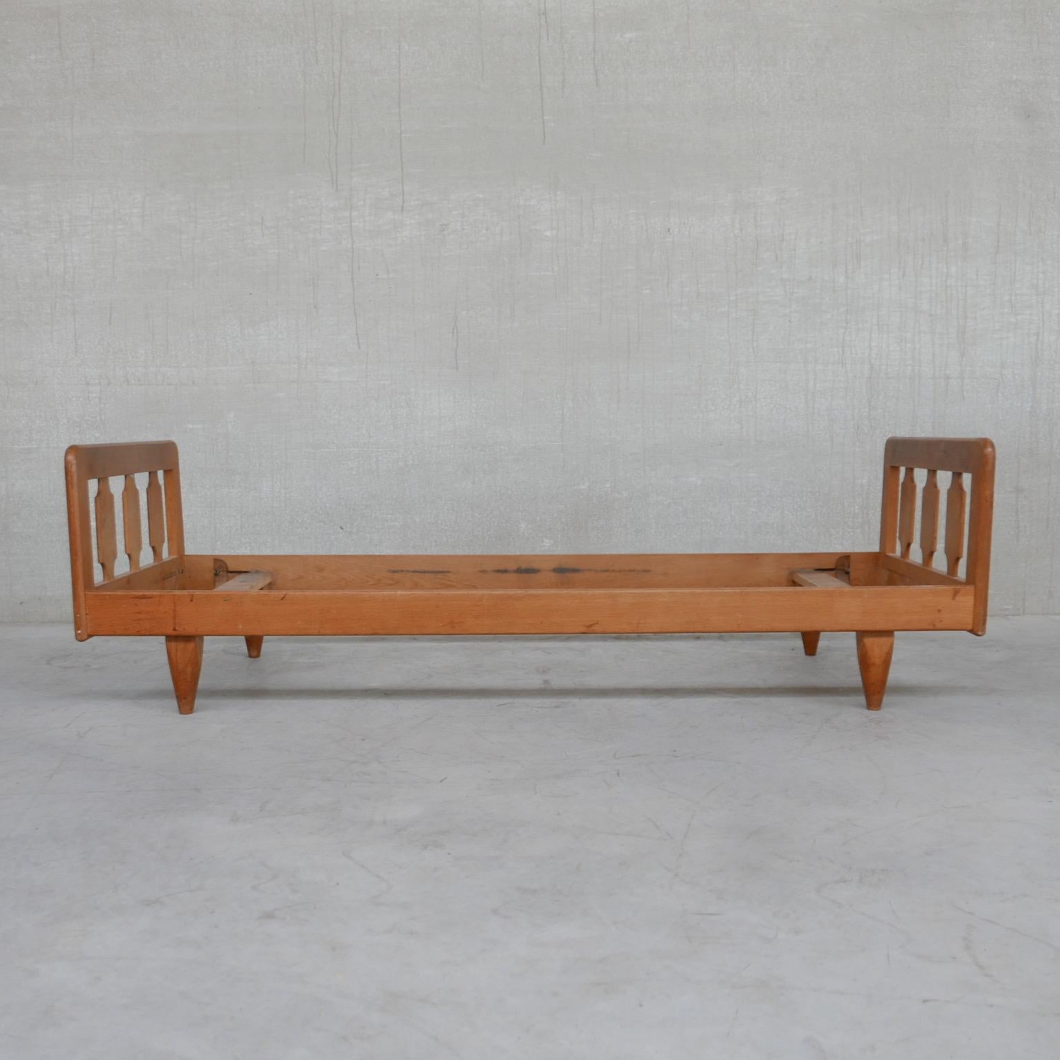 Guillerme et Chambron French Midcentury Oak Daybed '2' For Sale 3
