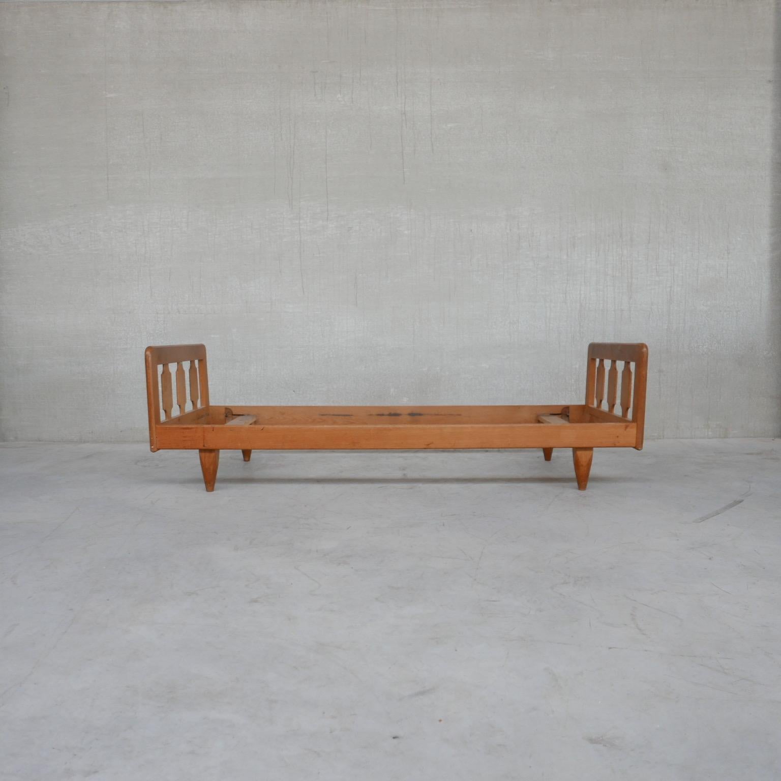 Guillerme et Chambron French Midcentury Oak Daybed '2' For Sale 4