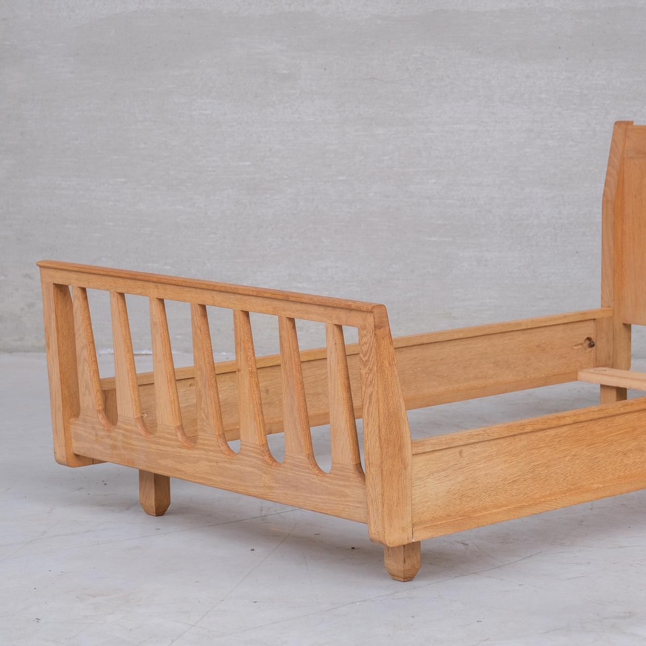 Guillerme et Chambron French Mid-Century Oak Single Bed In Good Condition For Sale In London, GB