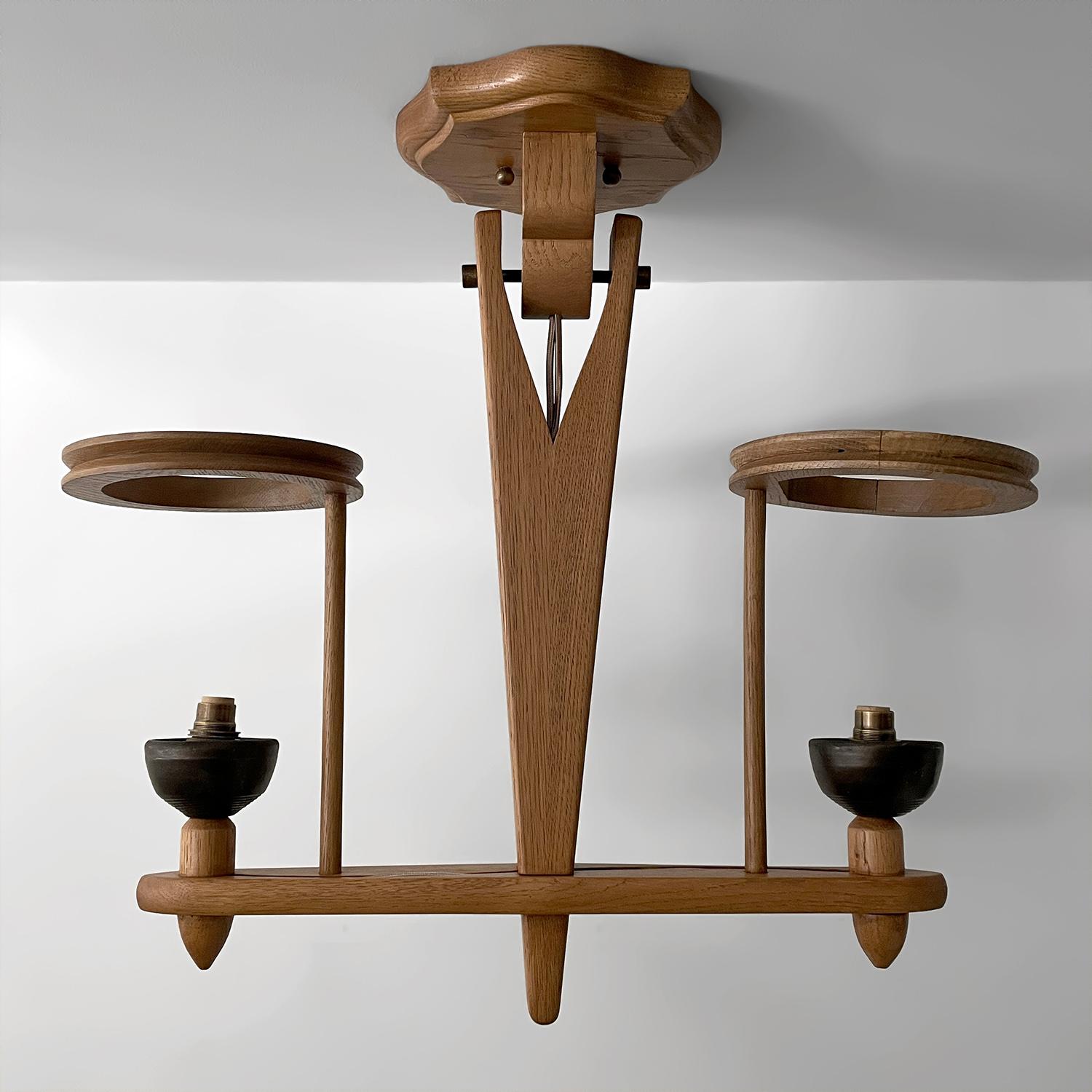 Guillerme et Chambron lampada a sospensione doppia in quercia francese e ceramica
Disegnato da Robert Guillerme e Jacques Chambron 
Francia, circa anni '50
Pezzo artigianale lavorato a mano
La cornice in rovere francese, splendidamente intagliata e