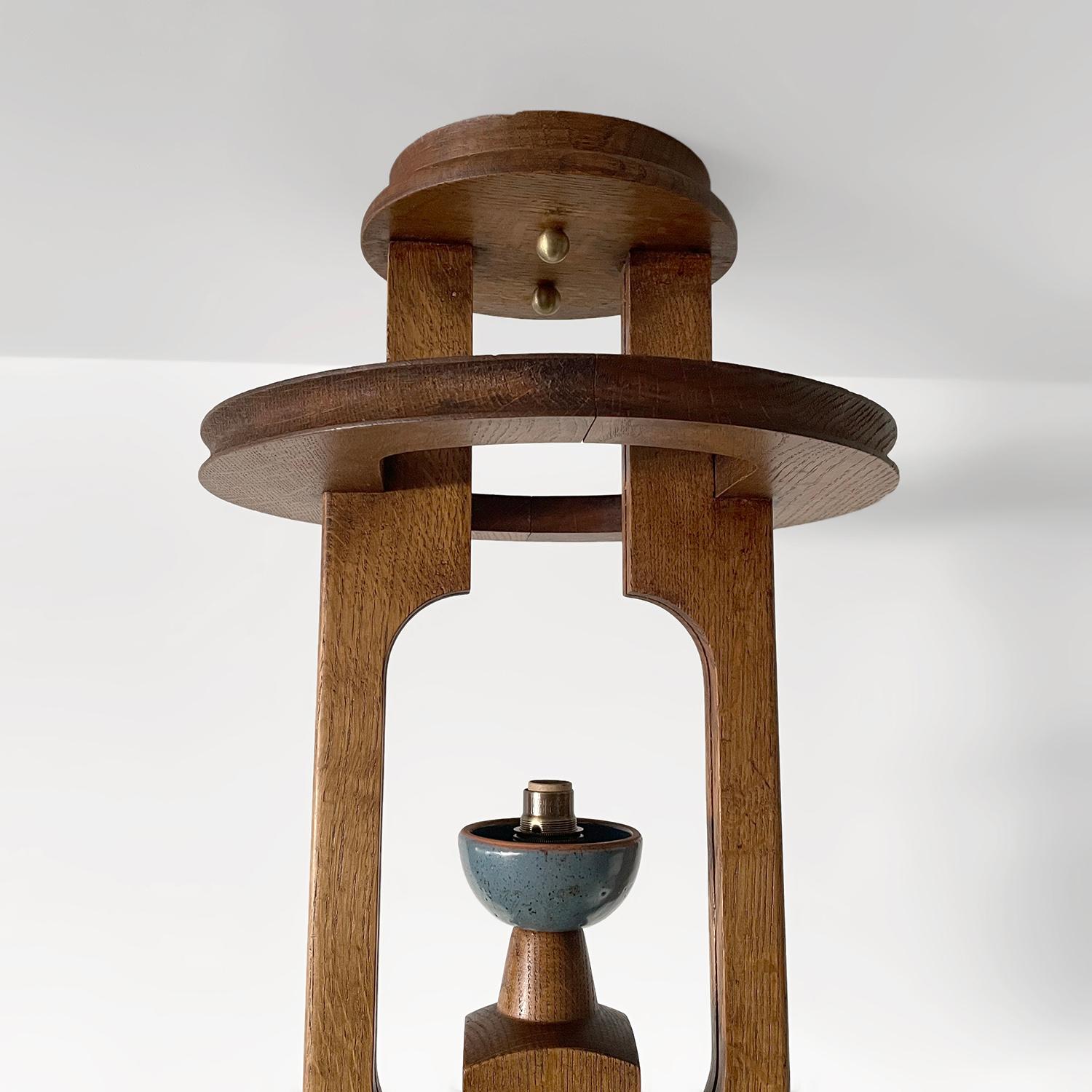 Milieu du XXe siècle Lampe à suspension française Guillerme et Chambron en chêne et céramique en vente
