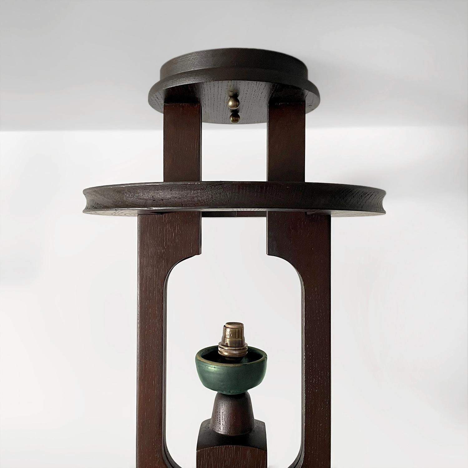 Metà XX secolo Guillerme et Chambron, lampada a sospensione in Oak francese e ceramica in vendita