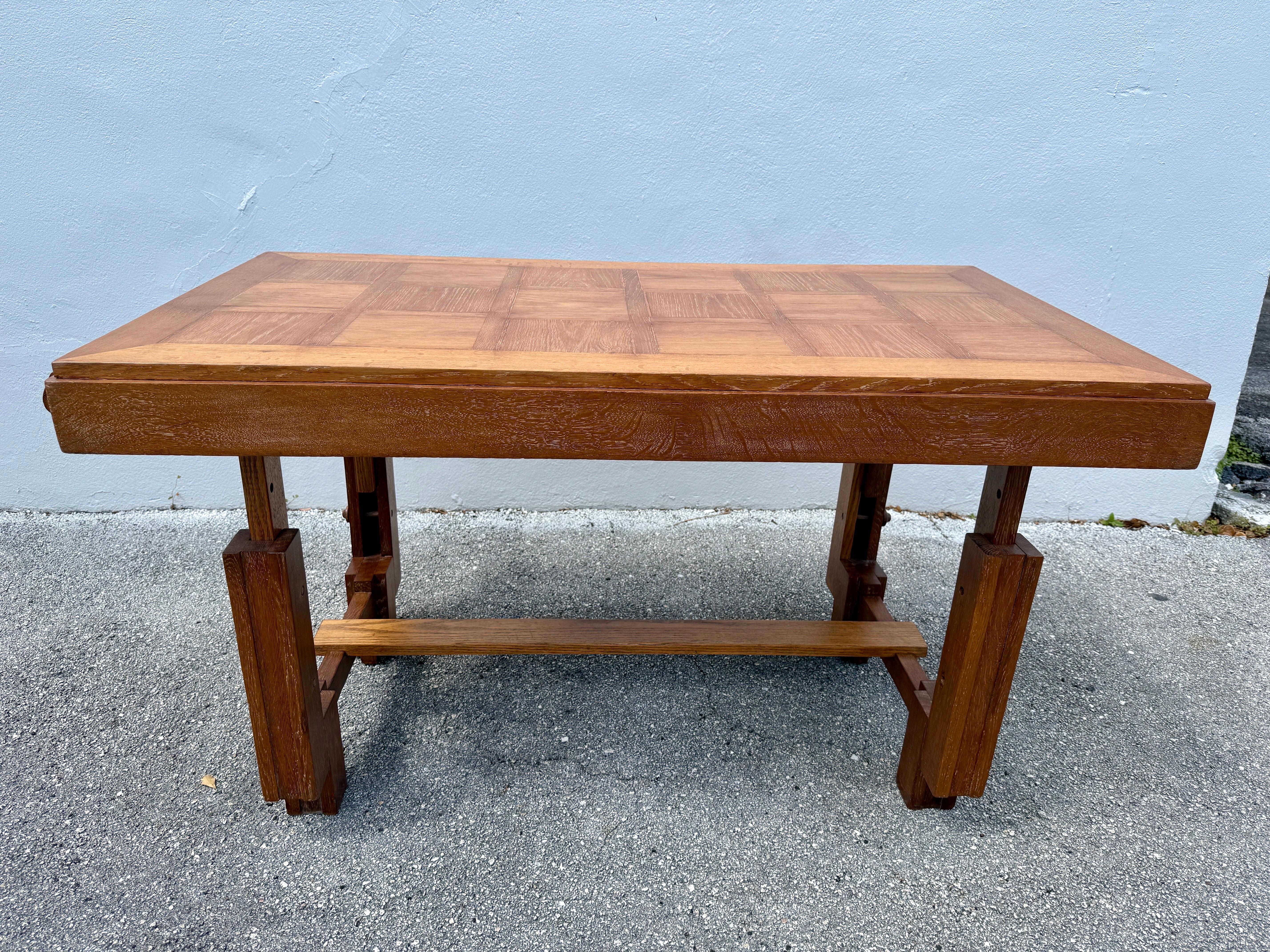 Diese wirklich perfekte Größe Tisch für einen Schreibtisch verwandelt sich auch in eine LOWER Konsole Tischhöhe Stück.  Die schöne Parkettplatte ist klassisch Chambron und obwohl sie seitliche Verlängerungen hat, die sie vergrößern sollten, haben