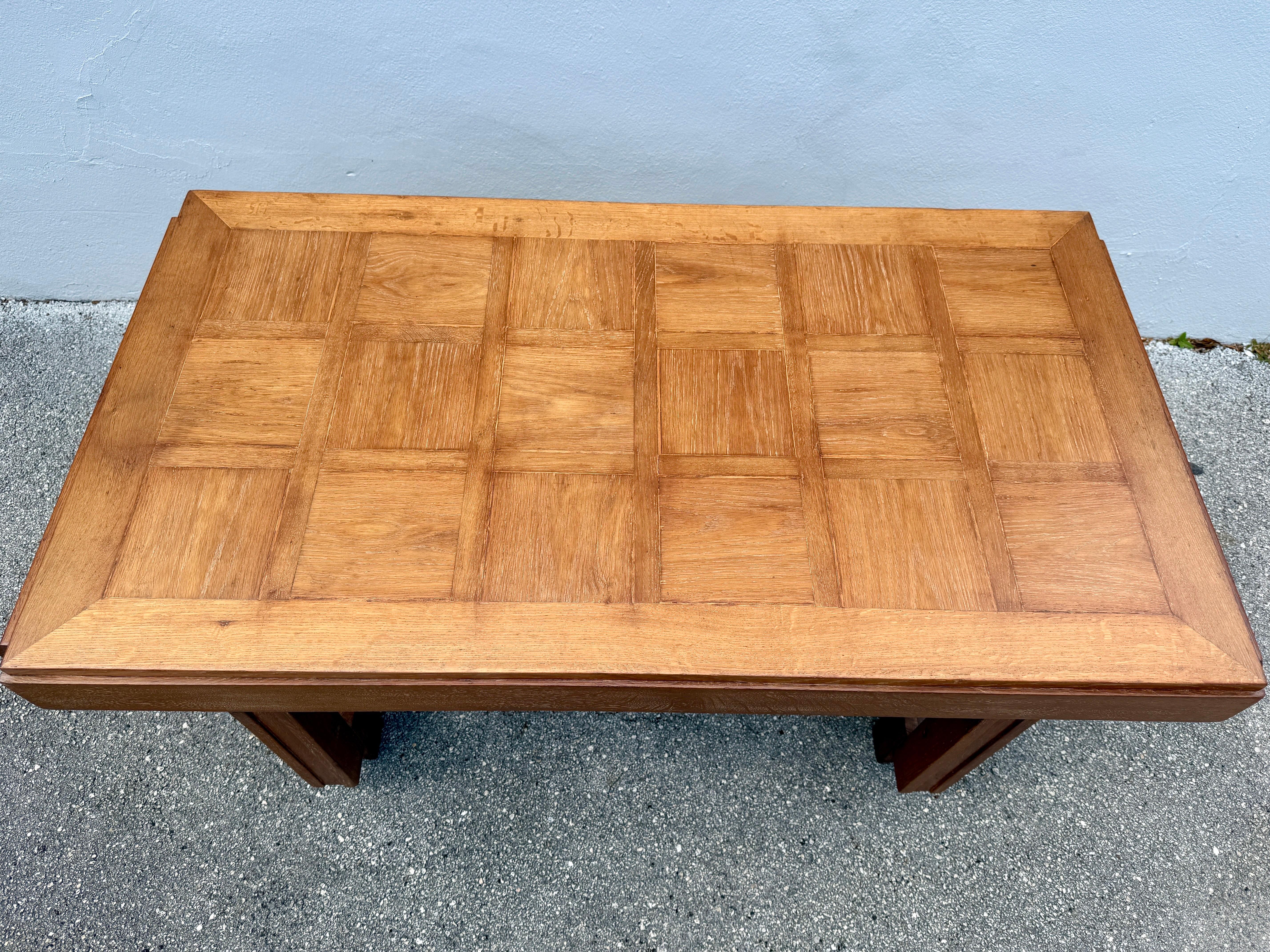 Guillerme et Chambron Französischer Eichenschreibtisch/ niedriger Tisch (Moderne der Mitte des Jahrhunderts) im Angebot