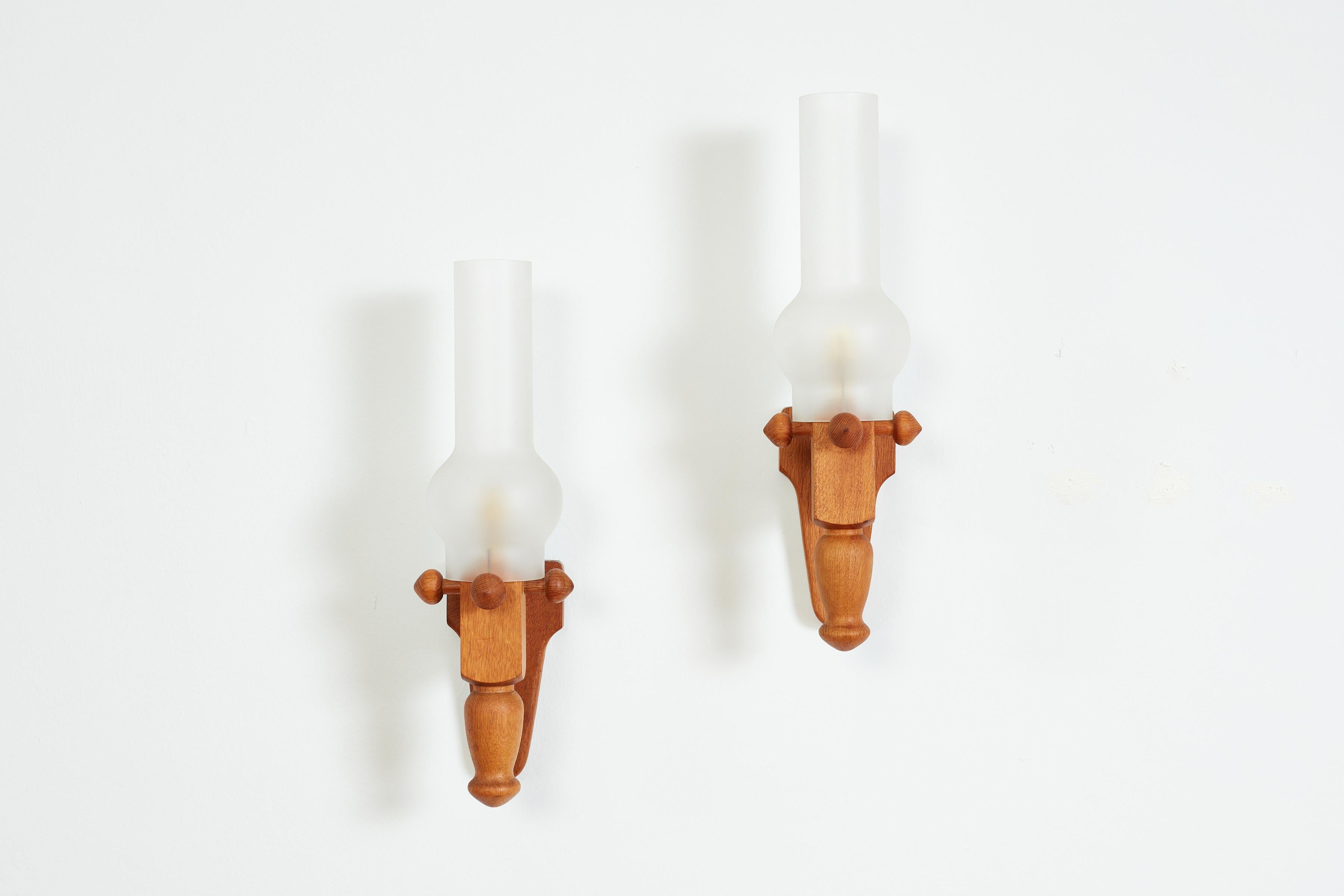 Paar Fackellampen von Guillerme et Chambron - Frankreich, ca. 1940er Jahre

Eichenholzrahmen mit originalen Orkan-Milchglasschirmen 

Neu verkabelt

