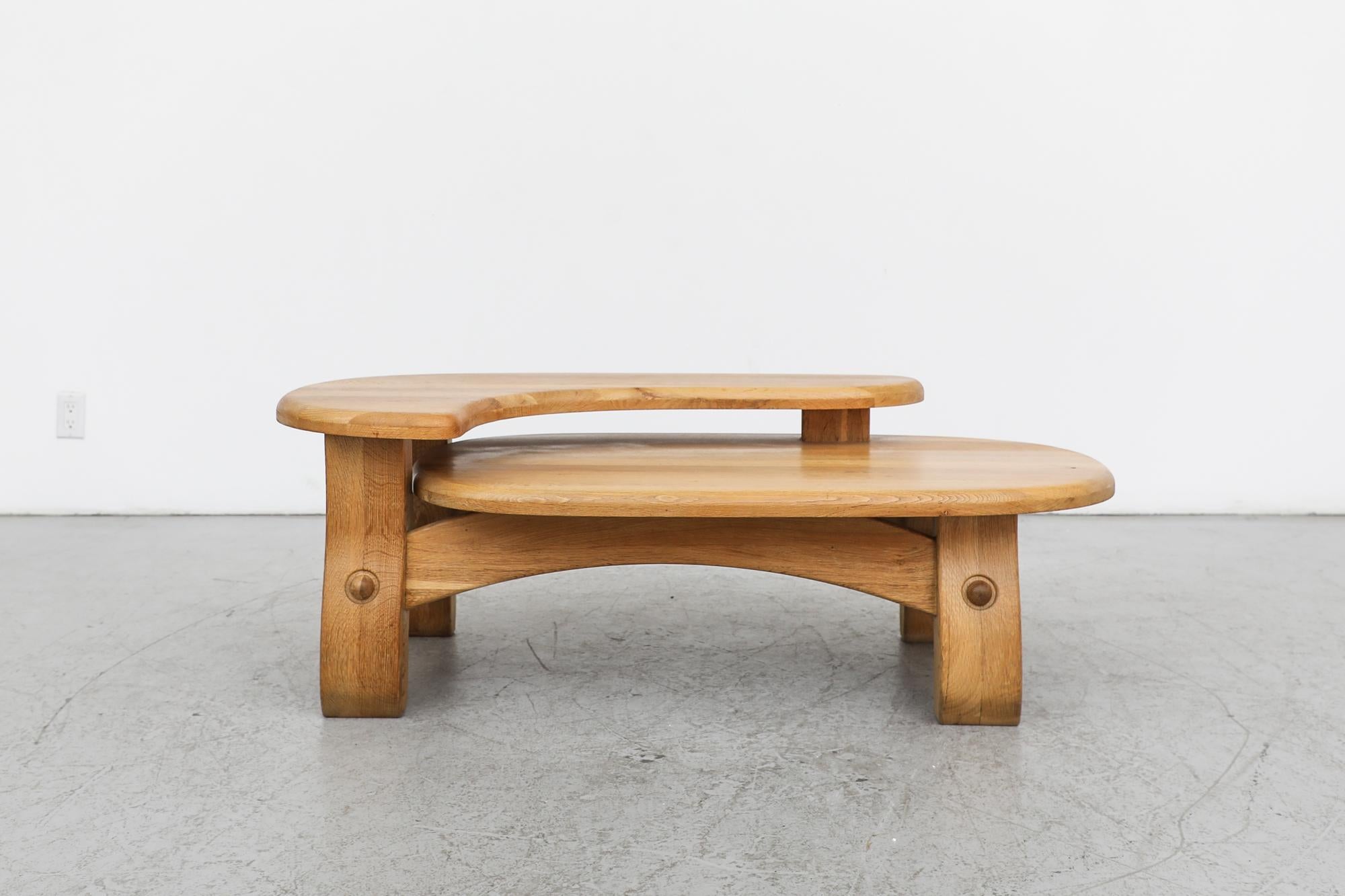 Mid-Century Modern Guillerme et Chambron Inspired Brutalist Oak Two Tiered Coffee or Side Table (Table basse ou d'appoint en chêne) en vente