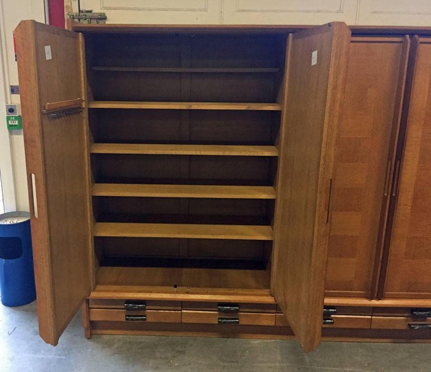 Guillerme et Chambron, Gran armario de dormitorio en roble, hacia 1960 en venta 2