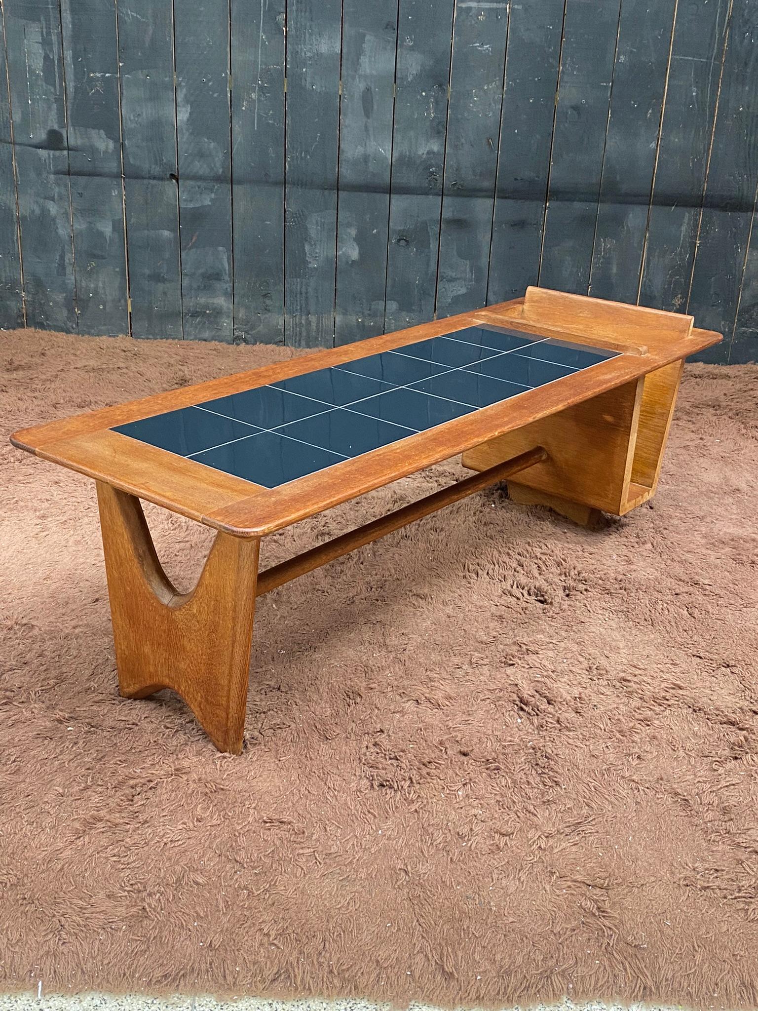 Chêne Guillerme et Chambron, Grande table basse en Oak et céramique, circa 1970 en vente