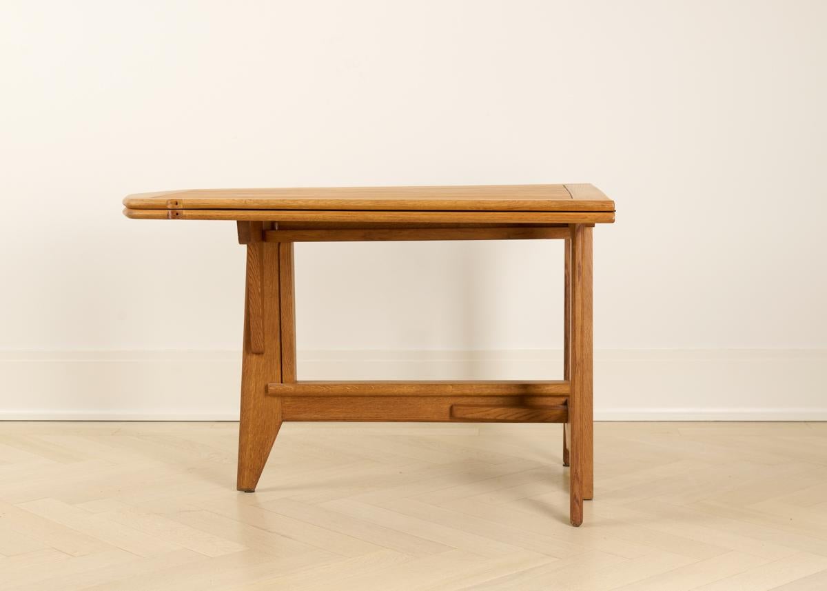 Guillerme et Chambron, Mid-century Extendable Oak Dining Table, France, 1950 In Good Condition For Sale In New York, NY