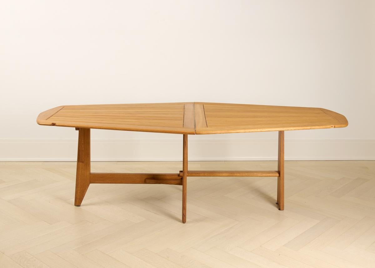 Français Guillerme et Chambron, table de salle à manger à rallonge mi-siècle en chêne, France, 1950 en vente