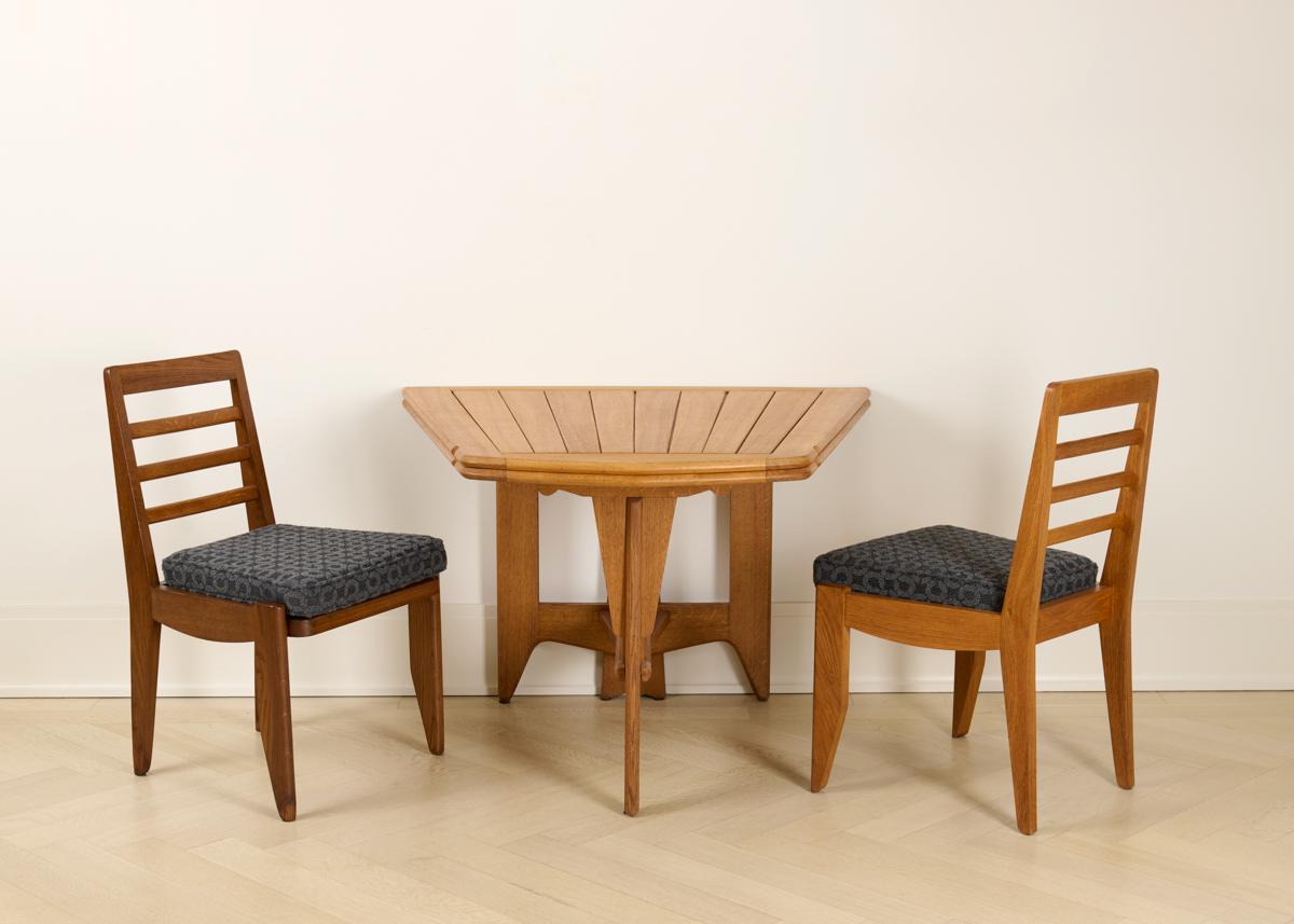 Chêne Guillerme et Chambron, table de salle à manger à rallonge mi-siècle en chêne, France, 1950 en vente