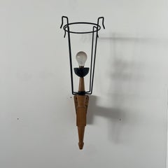 Guillerme et Chambron Einzelne Wandleuchte aus Eiche, Mitte des Jahrhunderts