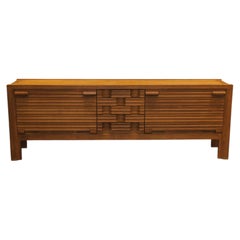 Buffet monumental en chêne sculpté de Guillerme et Chambron pour « Votre Maison », années 1960