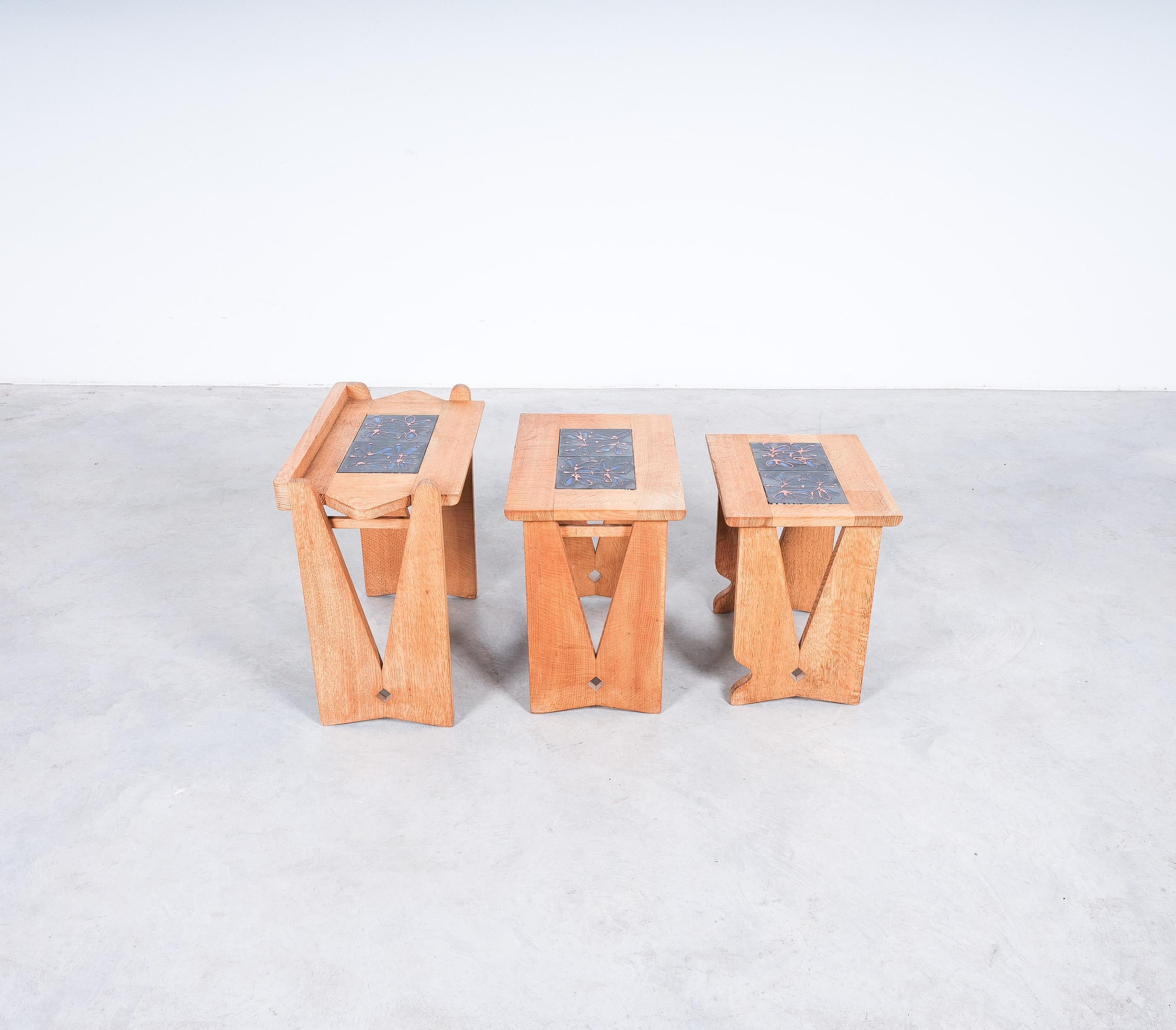 Guillerme & Chambron, ensemble de 3 tables gigognes surmontées de carreaux, France, milieu du siècle dernier en vente 4