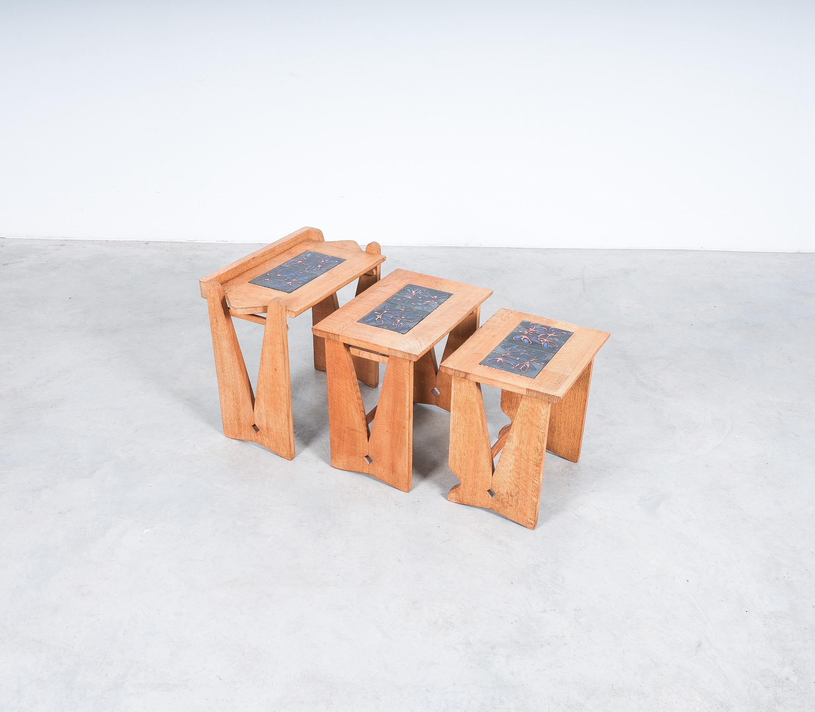 Guillerme & Chambron, ensemble de 3 tables gigognes surmontées de carreaux, France, milieu du siècle dernier en vente 5