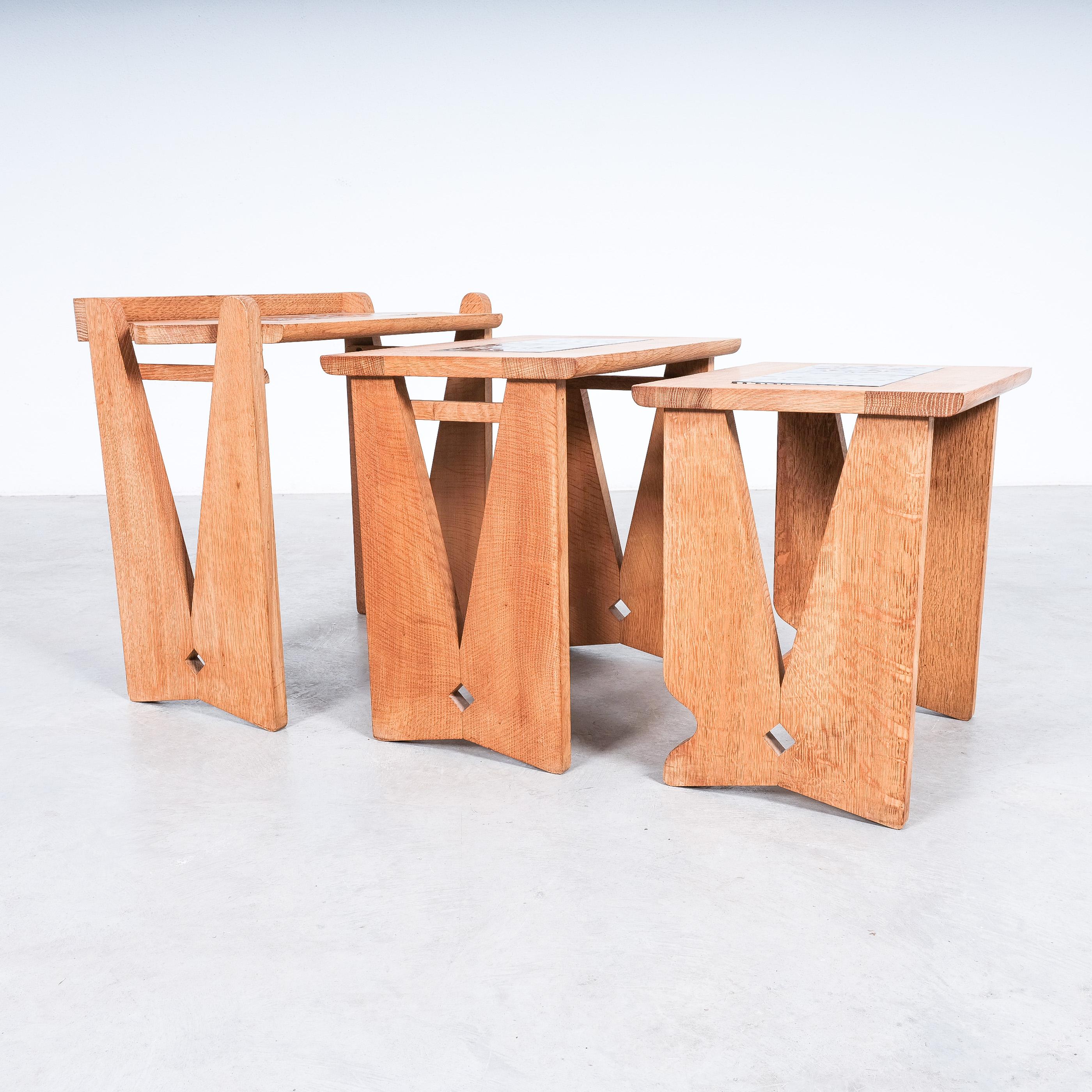 Guillerme & Chambron, ensemble de 3 tables gigognes surmontées de carreaux, France, milieu du siècle dernier Bon état - En vente à Vienna, AT