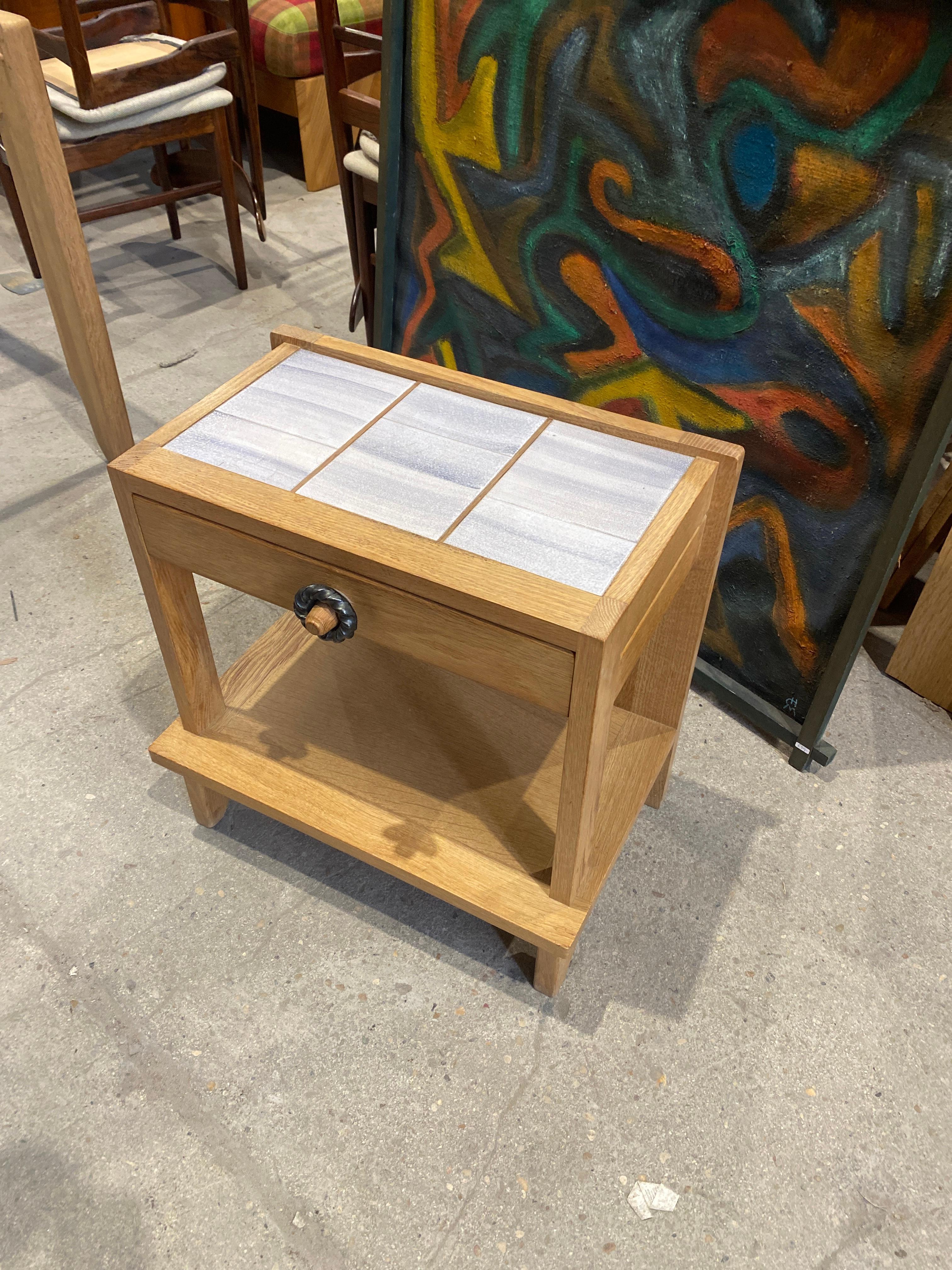Mid-Century Modern Guillerme et Chambron table de nuit ou d'appoint en Oak Oak et céramique en vente
