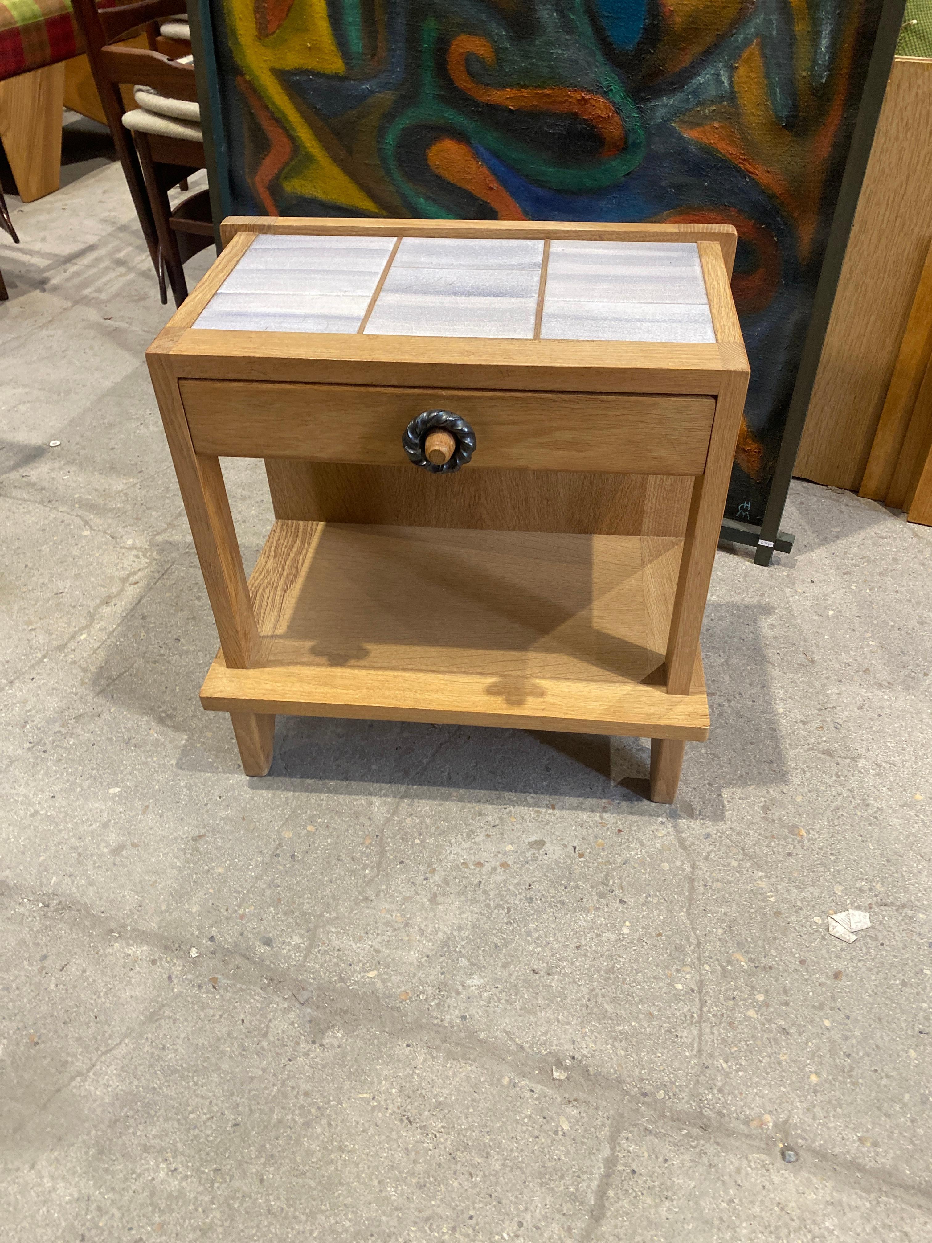 Français Guillerme et Chambron table de nuit ou d'appoint en Oak Oak et céramique en vente