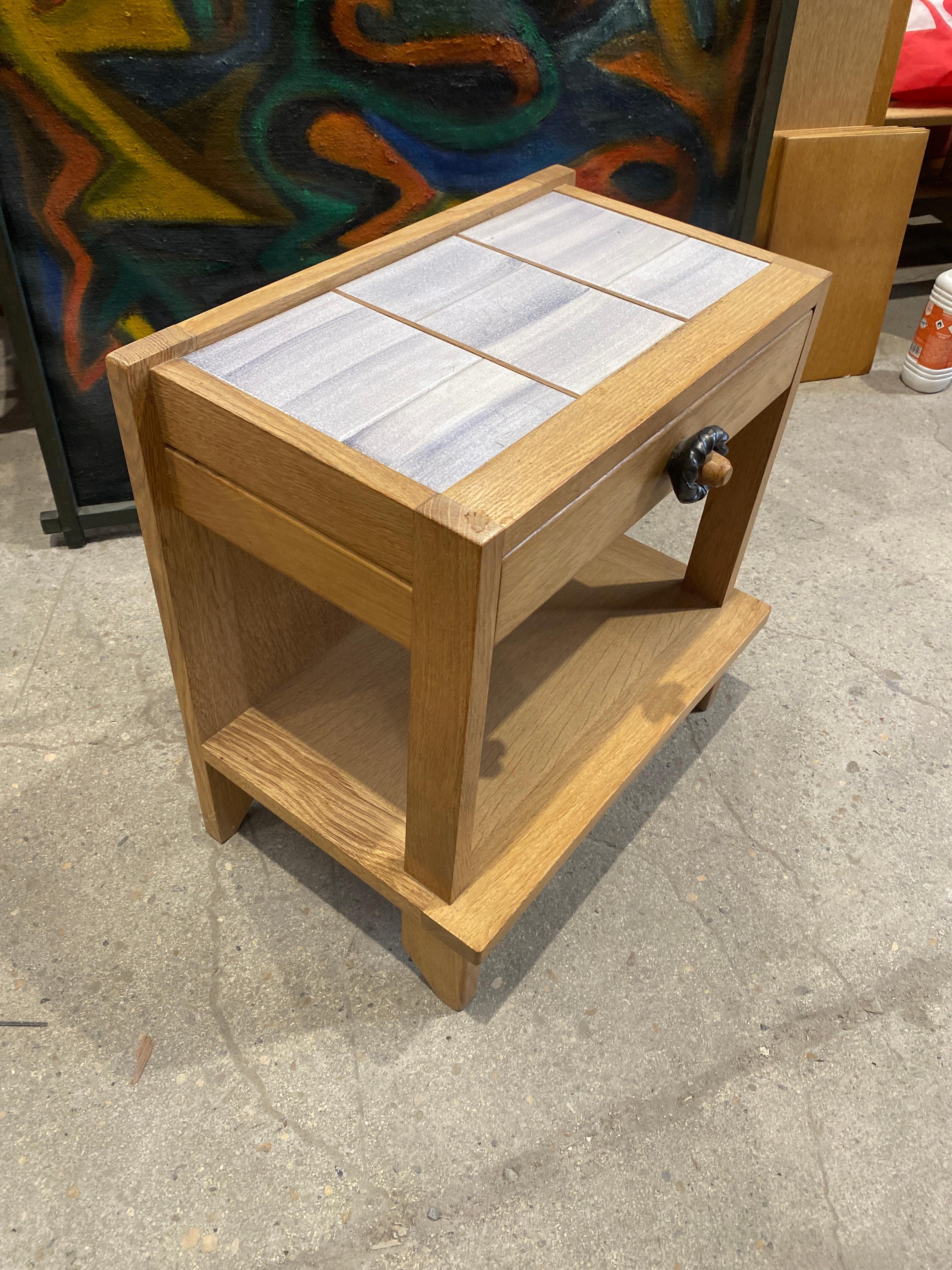 Guillerme et Chambron table de nuit ou d'appoint en Oak Oak et céramique Bon état - En vente à Mouscron, WHT