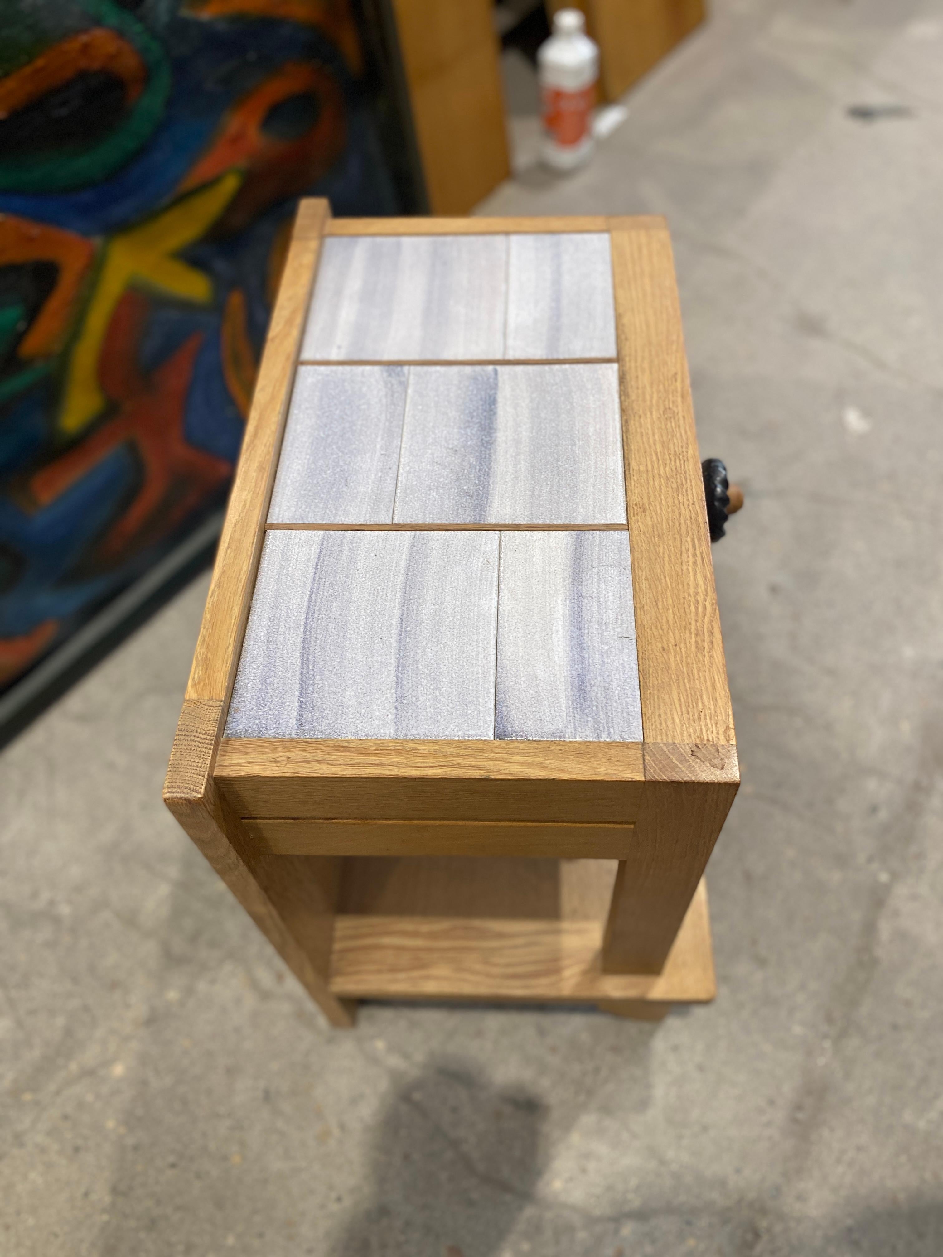 Fin du 20e siècle Guillerme et Chambron table de nuit ou d'appoint en Oak Oak et céramique en vente