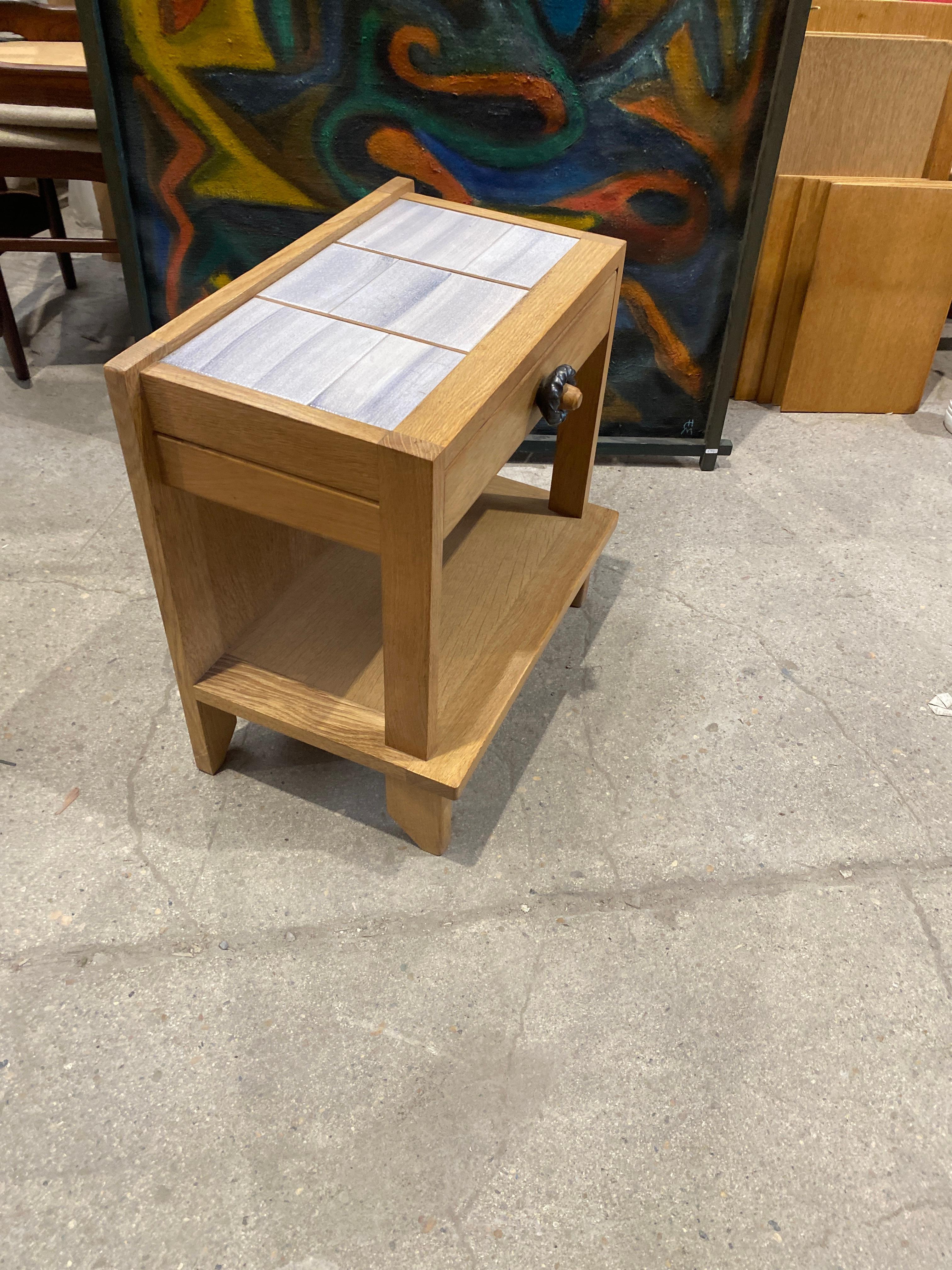 Guillerme et Chambron table de nuit ou d'appoint en Oak Oak et céramique en vente 1