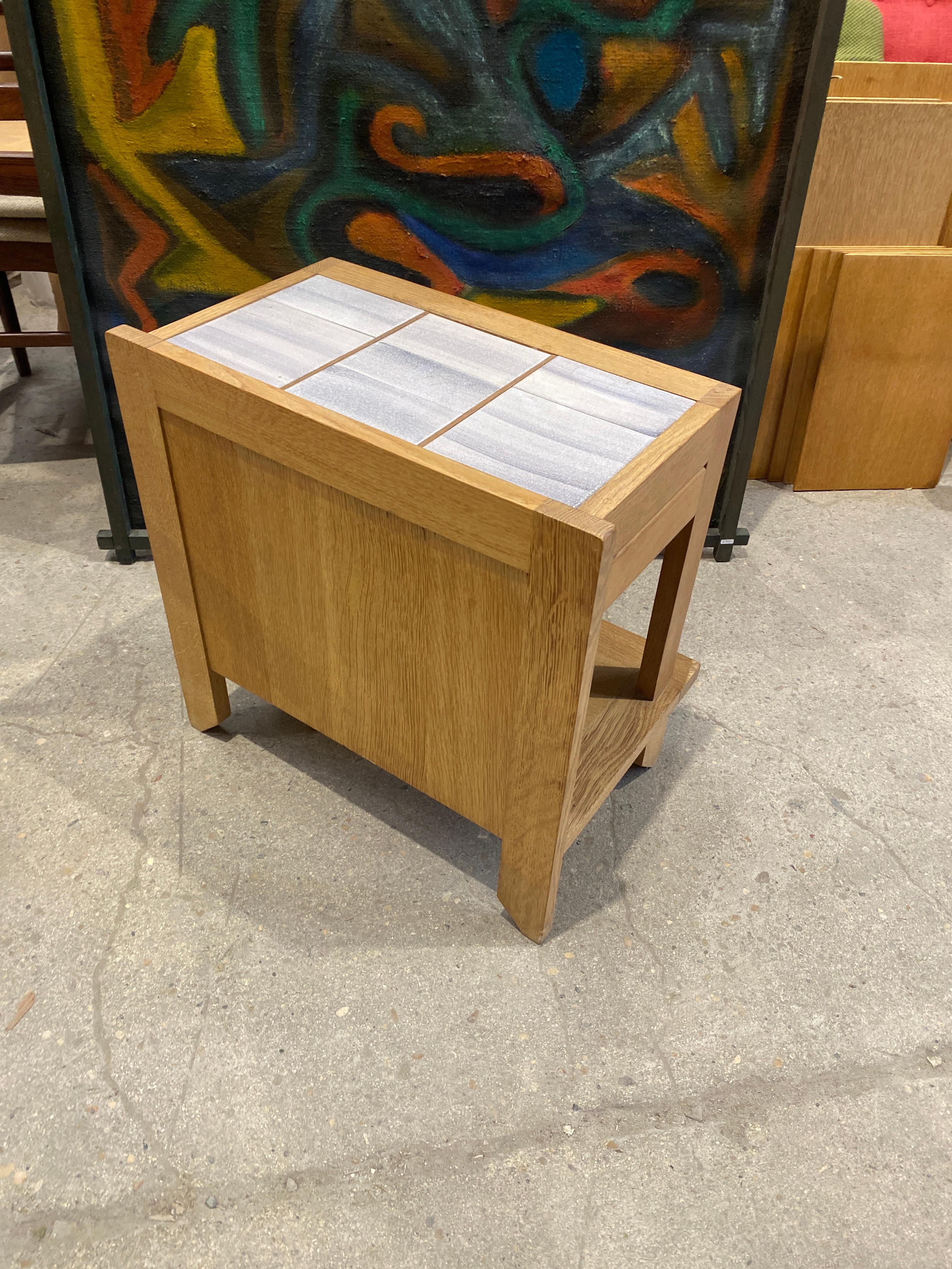 Guillerme et Chambron table de nuit ou d'appoint en Oak Oak et céramique en vente 2