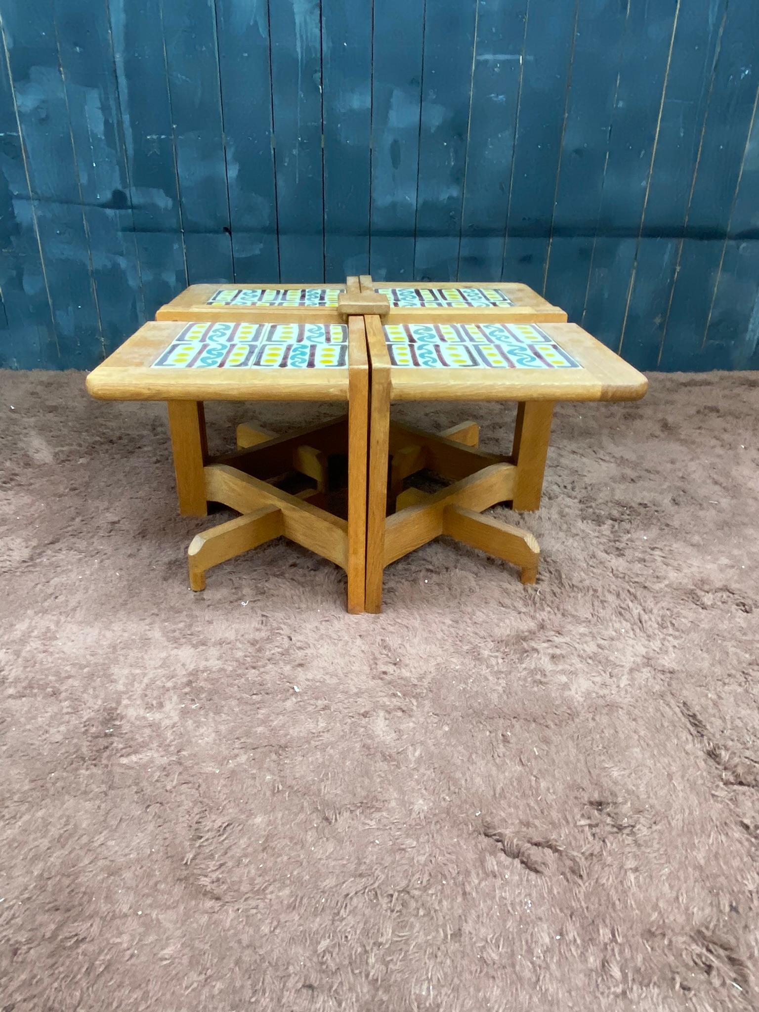 Guillerme et Chambron, rare table basse en chêne et céramique composée de 4 petites tables réunies et assemblées par une pièce de bois
chaque petite table mesure 17.32 