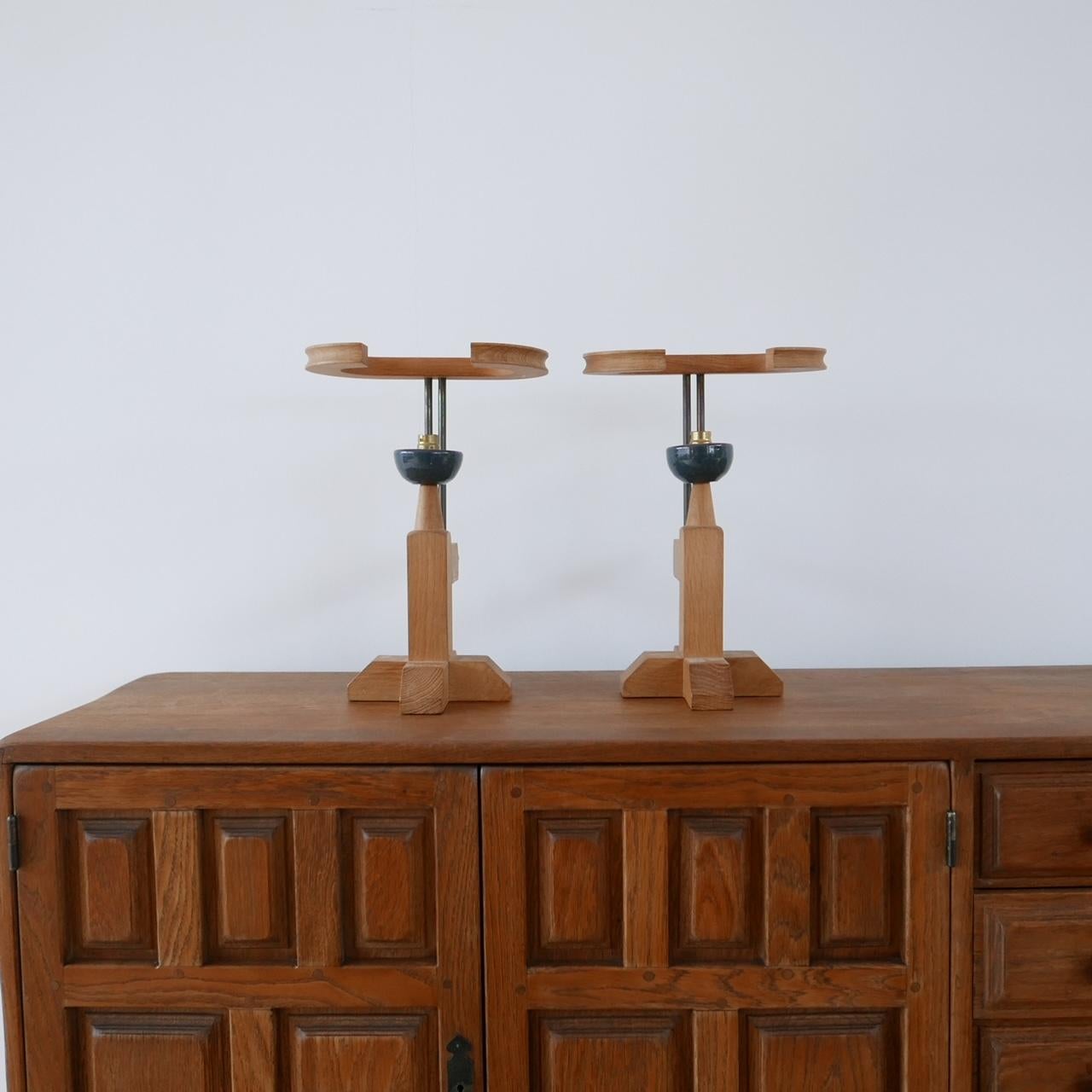Lampes de table du milieu du siècle dernier Guillerme et Chambron en chêne et céramique (3 disponibles) en vente 3
