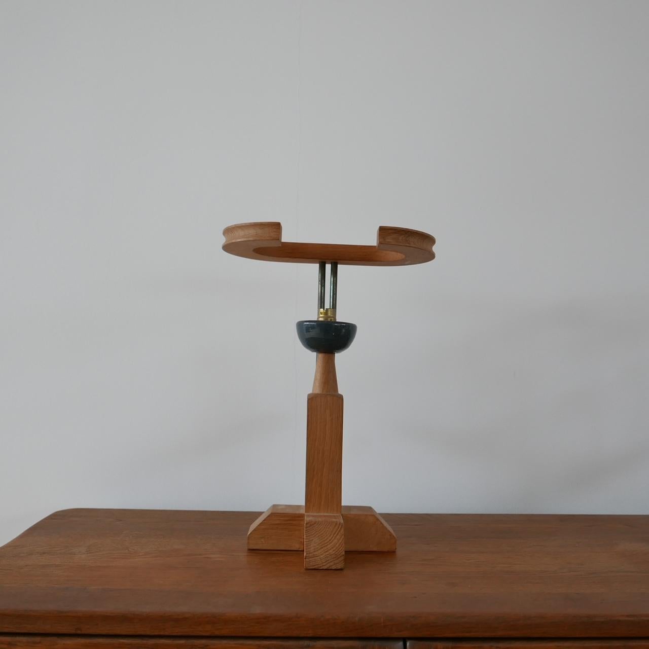 Lampes de table en chêne de Guillerme et Chambron. 

France, c1960s. 

Détails de la tasse en céramique. 

PRIX ET VENTE INDIVIDUELS. 

Recâblage et test PAT. 

Réf. interne : UK.

Emplacement : Galerie de Londres.

Dimensions : 24 L x 20 P x 43