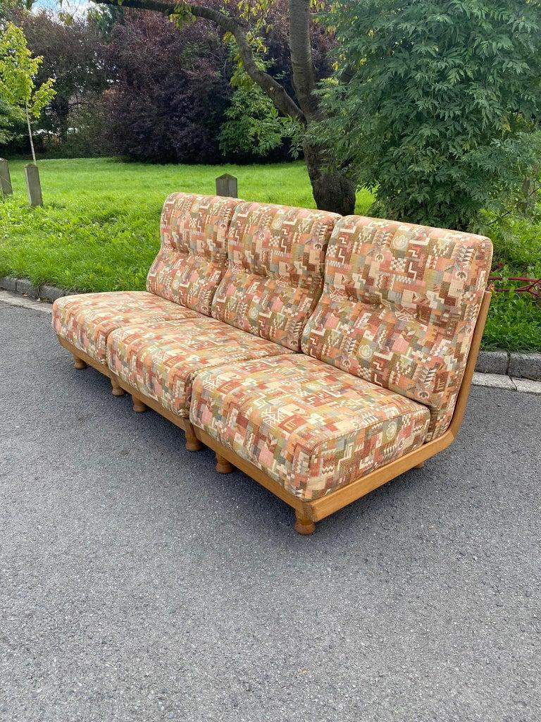 Guillerme et Chambron, Sektionssofas, mit 3 Sesseln (90 x 60 x 85cm). 
 Edition Votre Maison, 1970.

Votre maison : ein Stil, ein Konzept, eine Denkweise.
   Die Geschichte von Votre Maison beginnt 1940 in Preußen, in der Nähe des Mazaurien-Sees.
