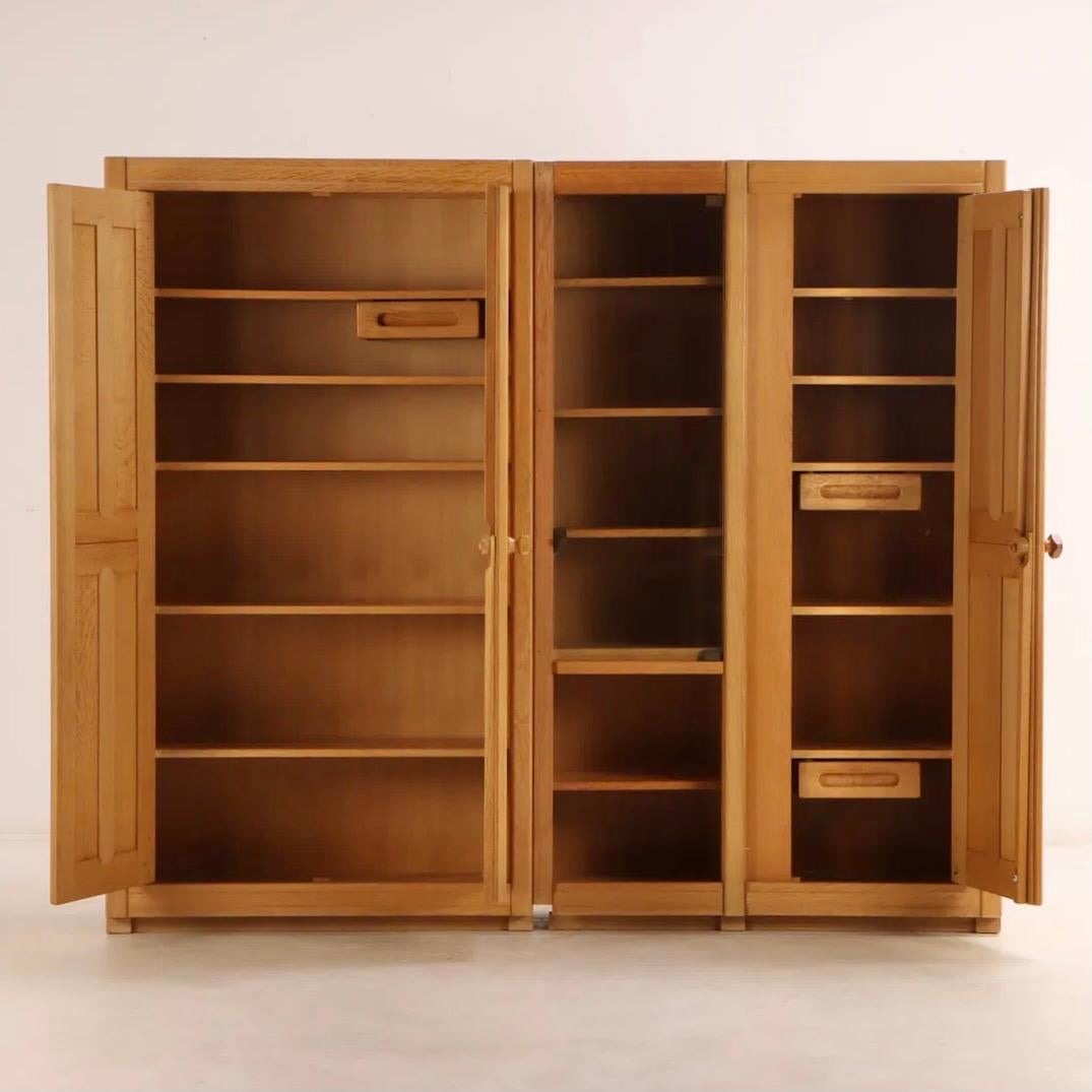 Cette magnifique table d'armoire est à la fois douce et impressionnante. Fidèle à l'éthique de Guillerme et Chambron, il est un parfait mélange de praticité et de forme. Fabriqué à la main en chêne massif, il offre trois colonnes d'étagères