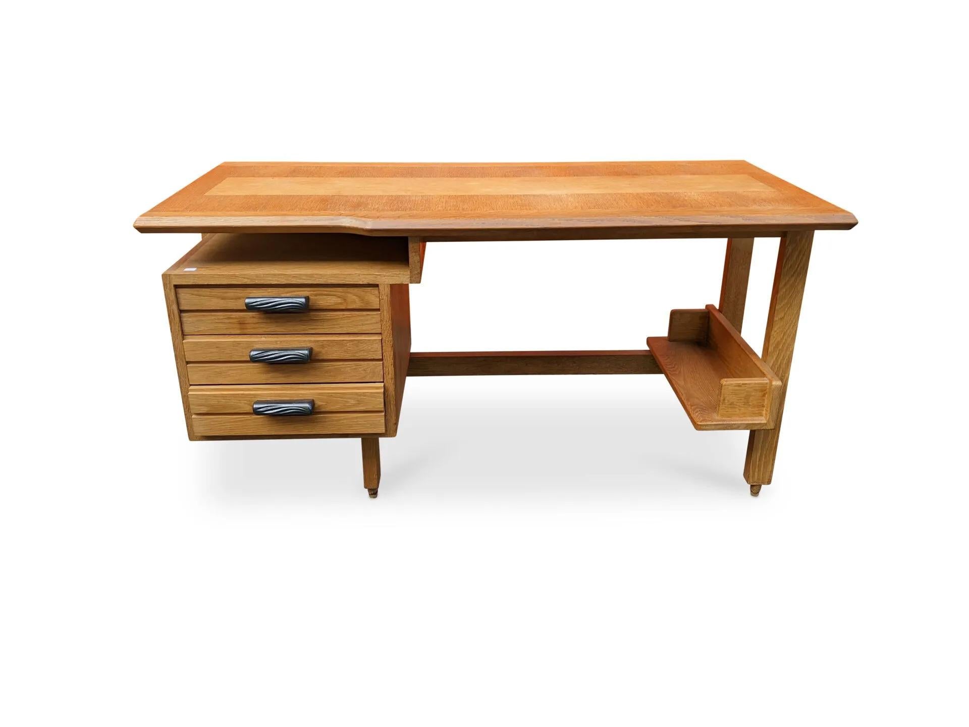 Guillerme et Chambron, Bureau en Oak, Edition Votre Maison, circa 1960
poignées en céramique de Boleslaw Danikowski



Guillerme et Chambron, bureau en chêne, Edition Votre Maison circa 1960.
 Votre maison : un style, un concept, un état d'esprit.
 