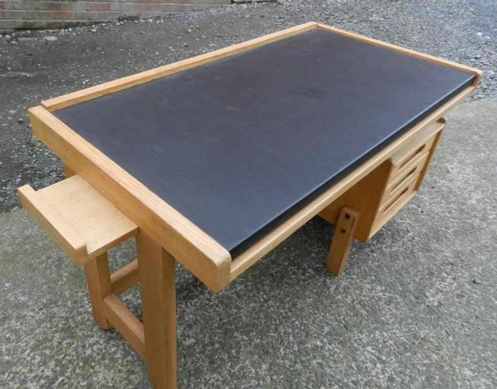 Guillerme et Chambron, Oak Desk, Edition Votre Maison, circa 1960 In Good Condition For Sale In Mouscron, WHT