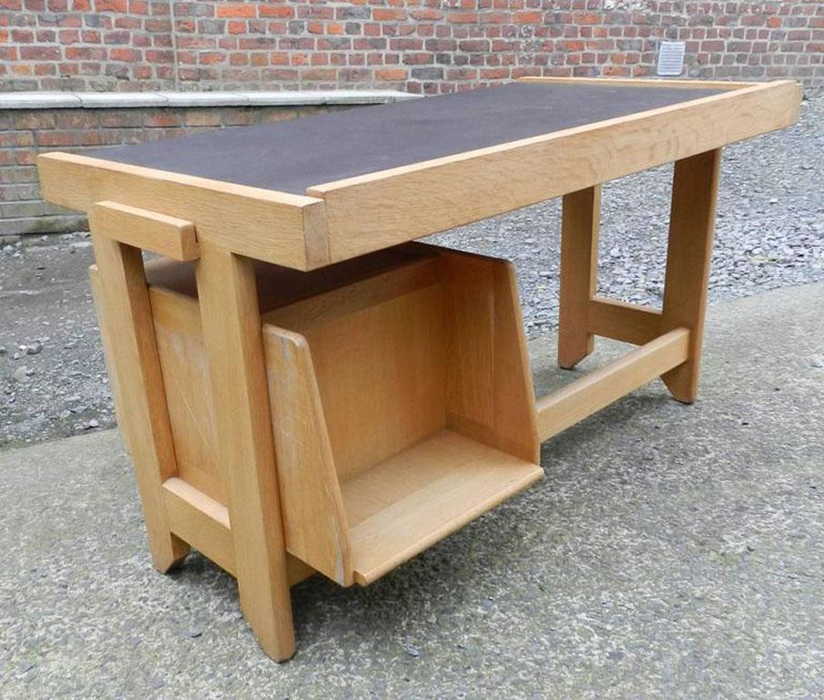 Guillerme et Chambron, Oak Desk, Edition Votre Maison, circa 1960 In Good Condition For Sale In Mouscron, WHT