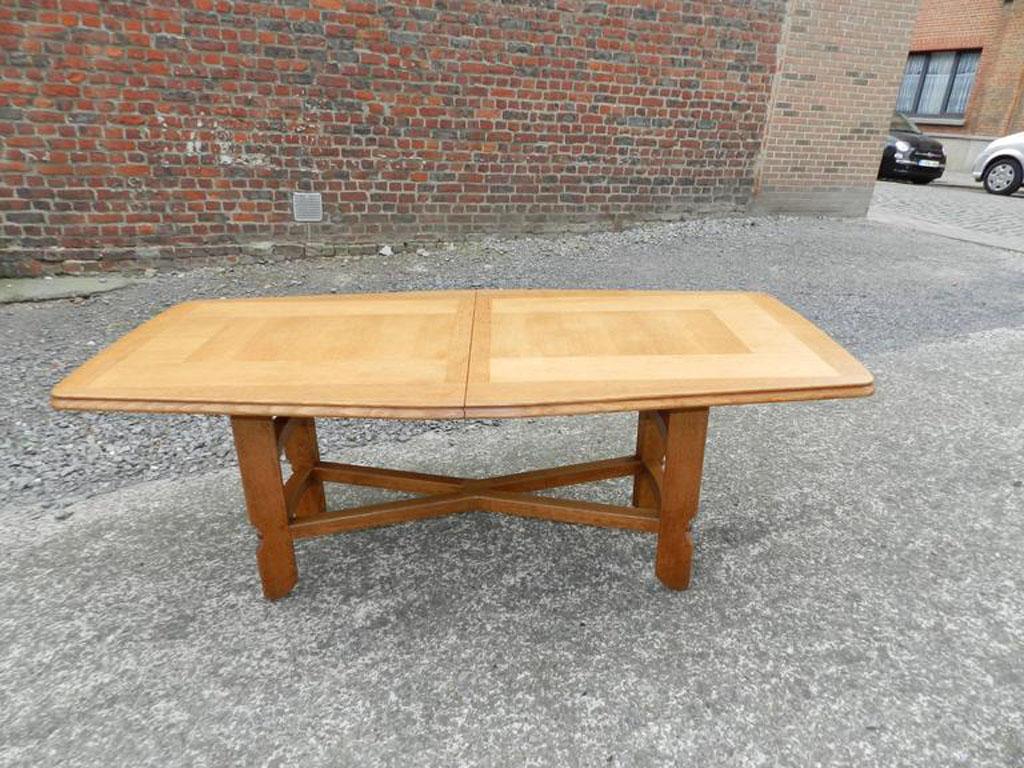 Guillerme et Chambron, table de salle à manger en chêne. Edition Votre Maison, vers 1960.
Dimensions : 73 x 188 x 90 cm,
avec les allonges : 73 x 248 x 90 cm.

  Votre maison : un style, un concept, un état d'esprit.
L'histoire de Votre Maison